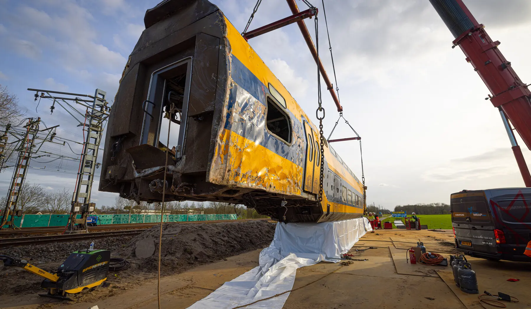 Het treindeel wordt omhoog getakeld