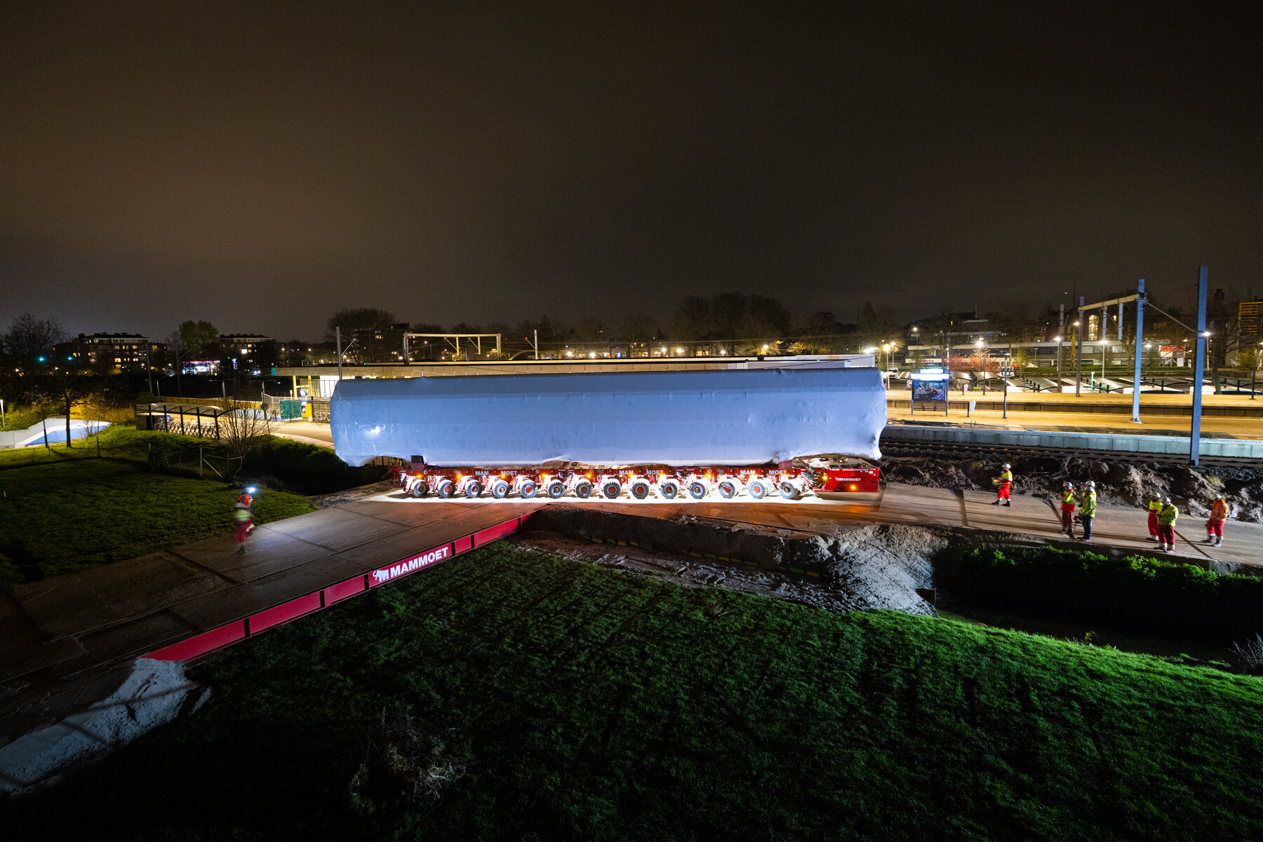Het treindeel wordt over de weg getransporteerd