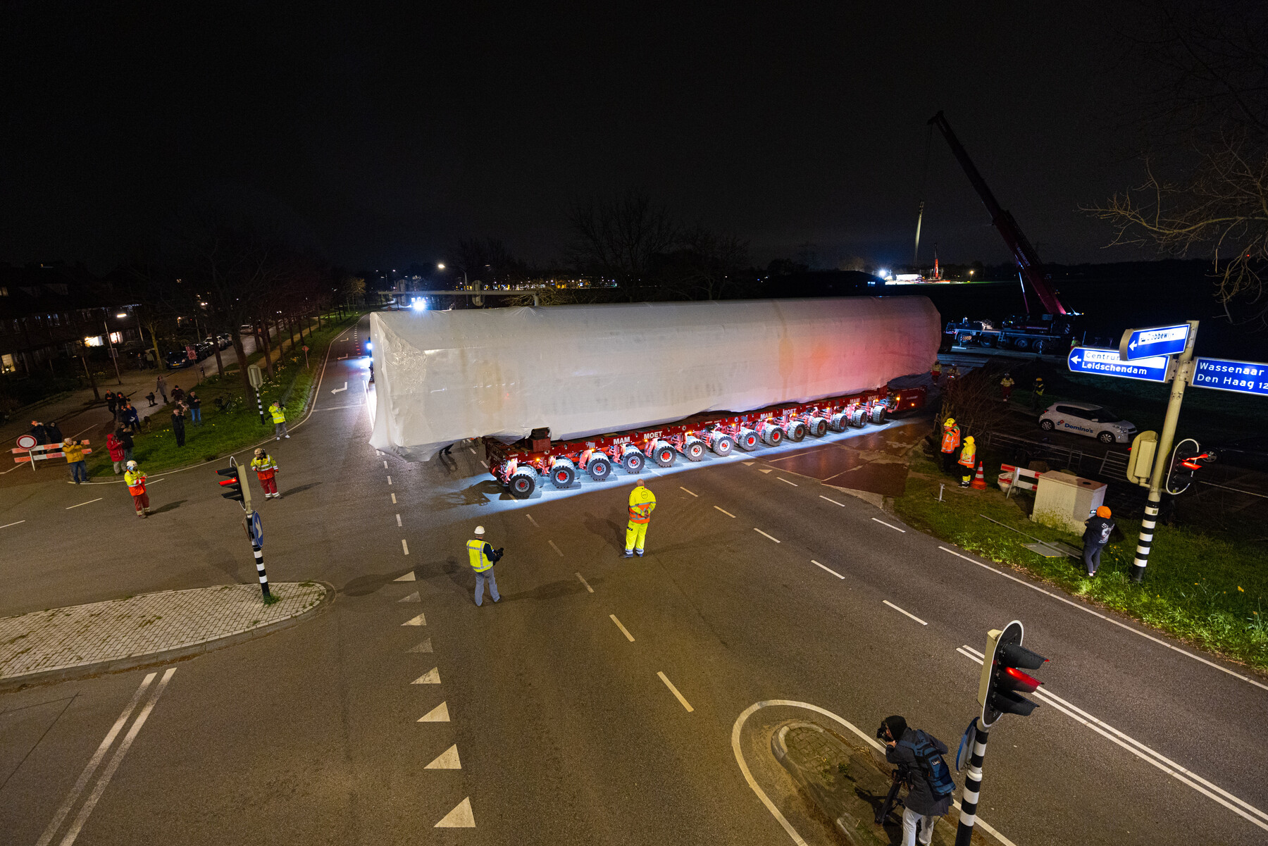 Het treindeel wordt over de weg getransporteerd