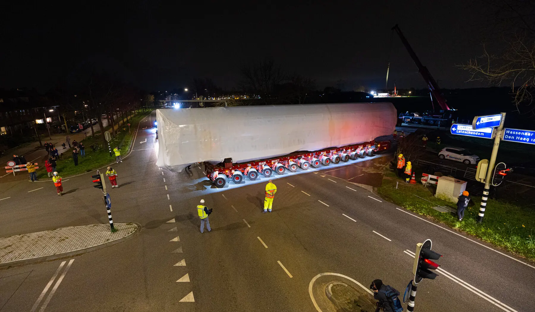 Het treindeel wordt over de weg getransporteerd