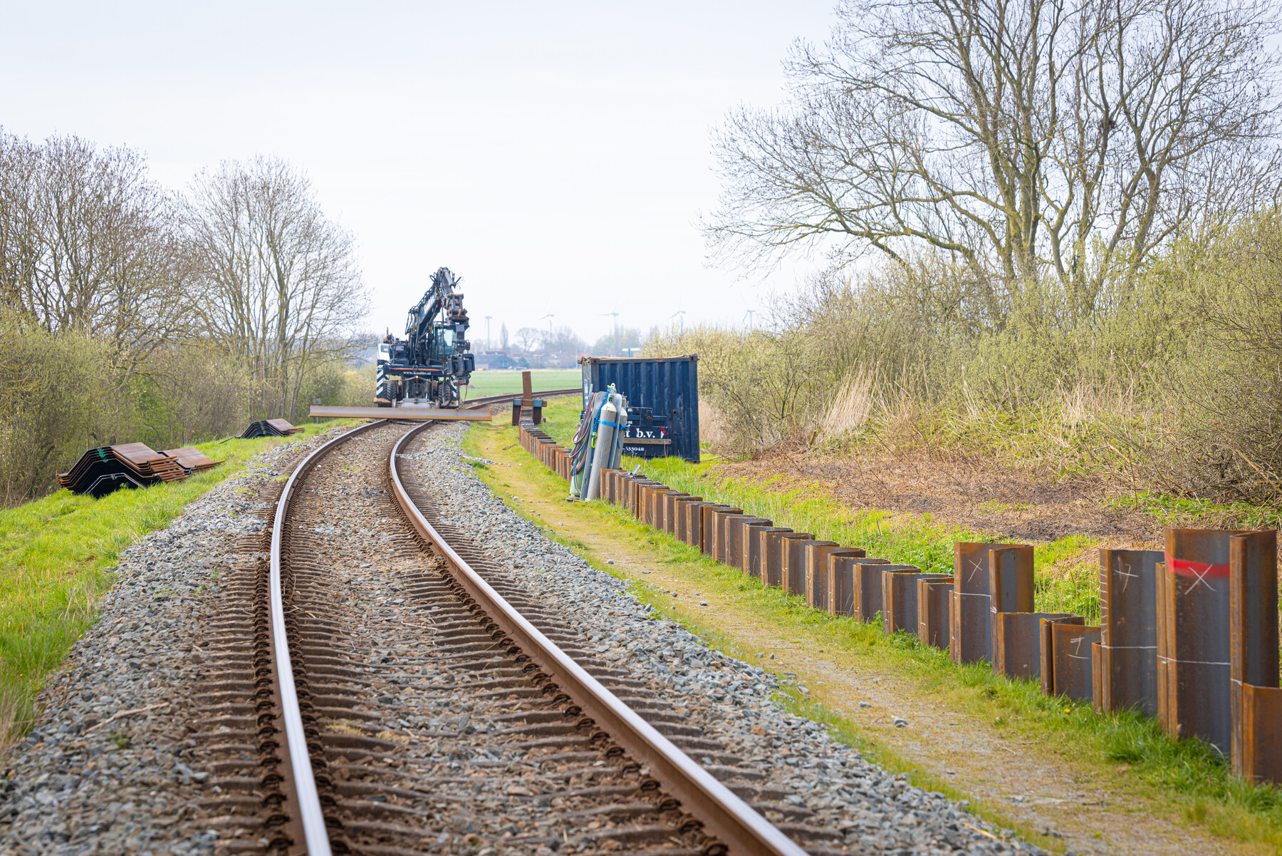 Aanleg damwand bij Molkwerum tussen spoor en dassenburcht