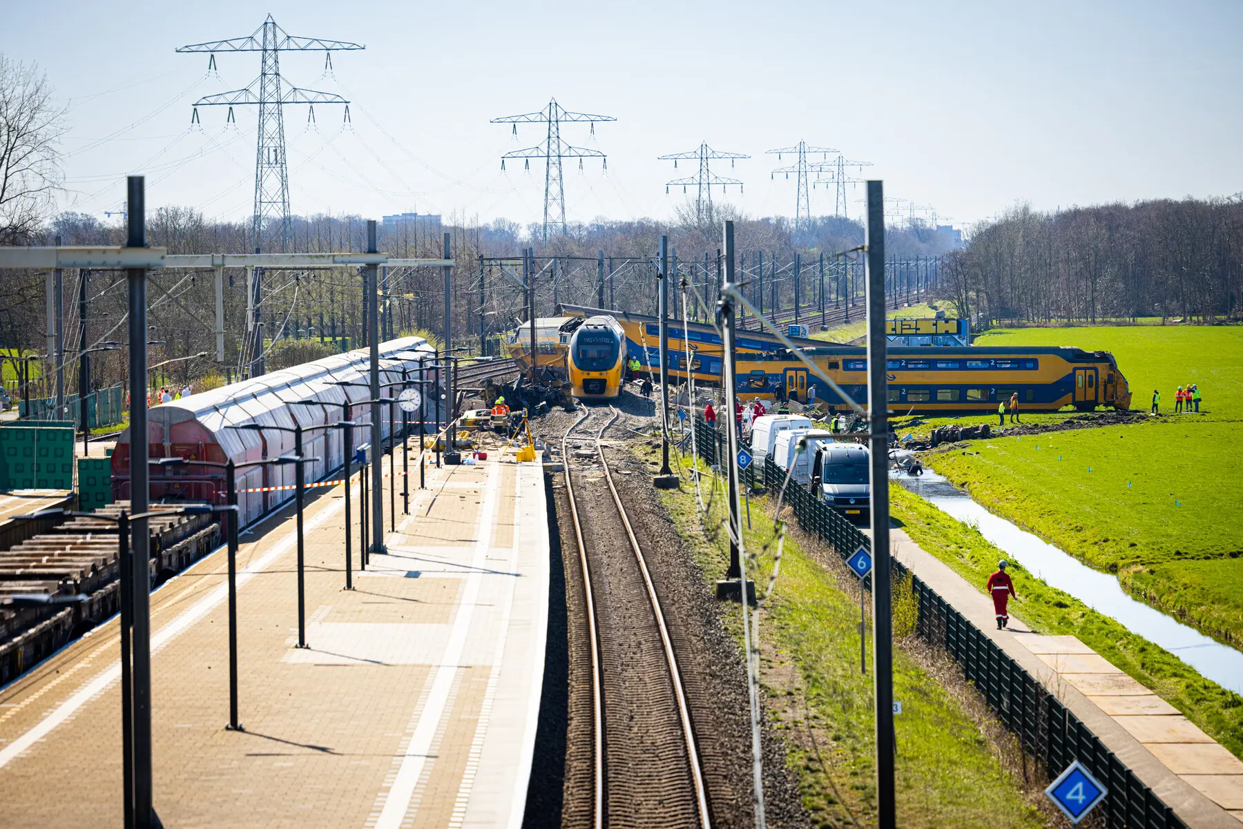 De goederentrein en reizigerstrein op de plek van het ongeval
