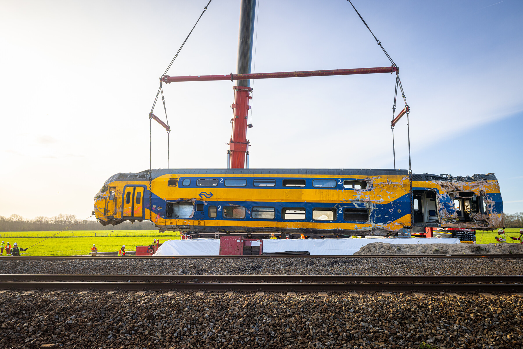 Het treindeel wordt op een speciale vrachtwagen geplaatst waarmee deze vervoerd kan worden via de weg