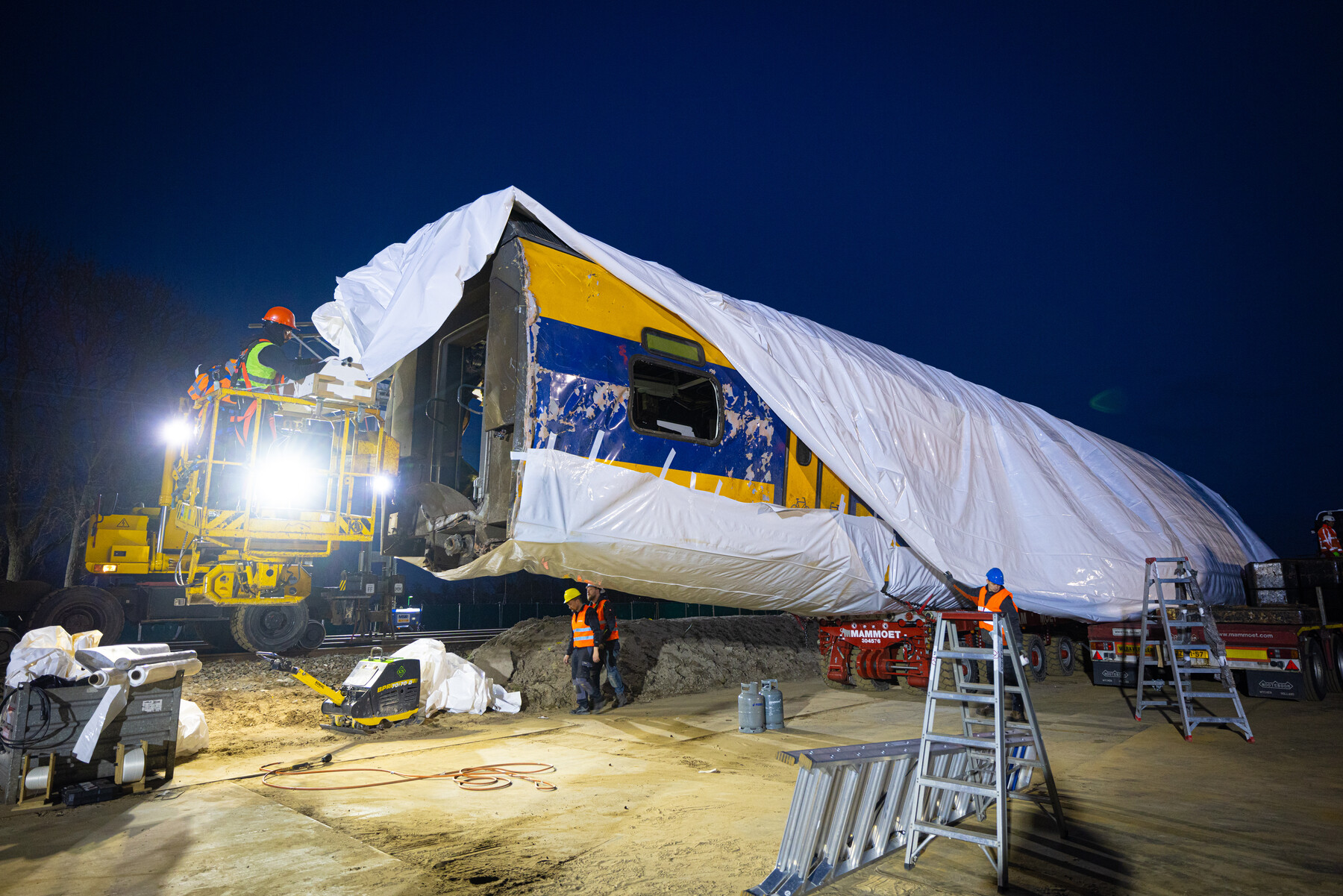 De trein wordt geseald zodat er geen glasscherven af vallen en deze veilig getransporteerd wordt 