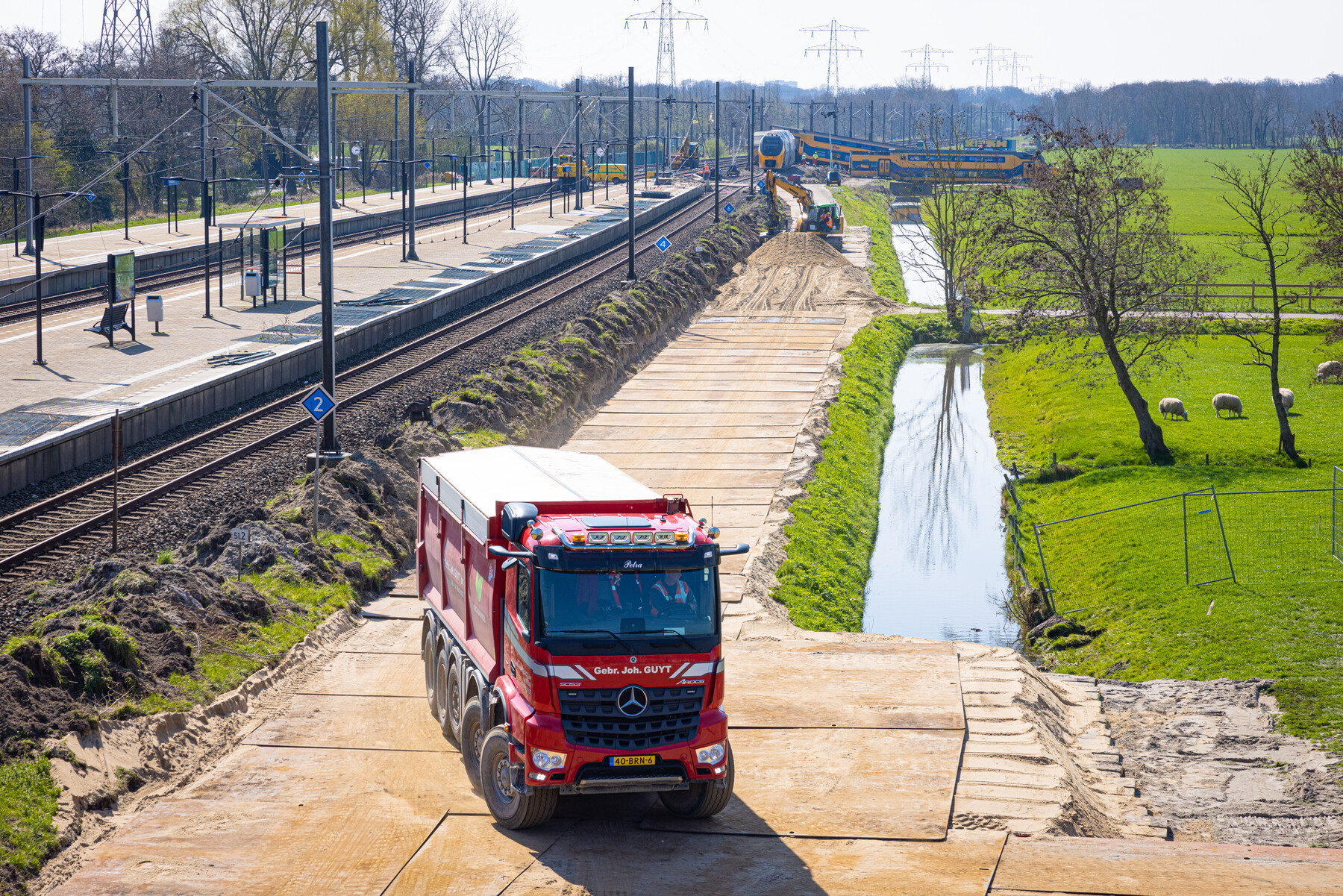De tijdelijke weg in aanbouw