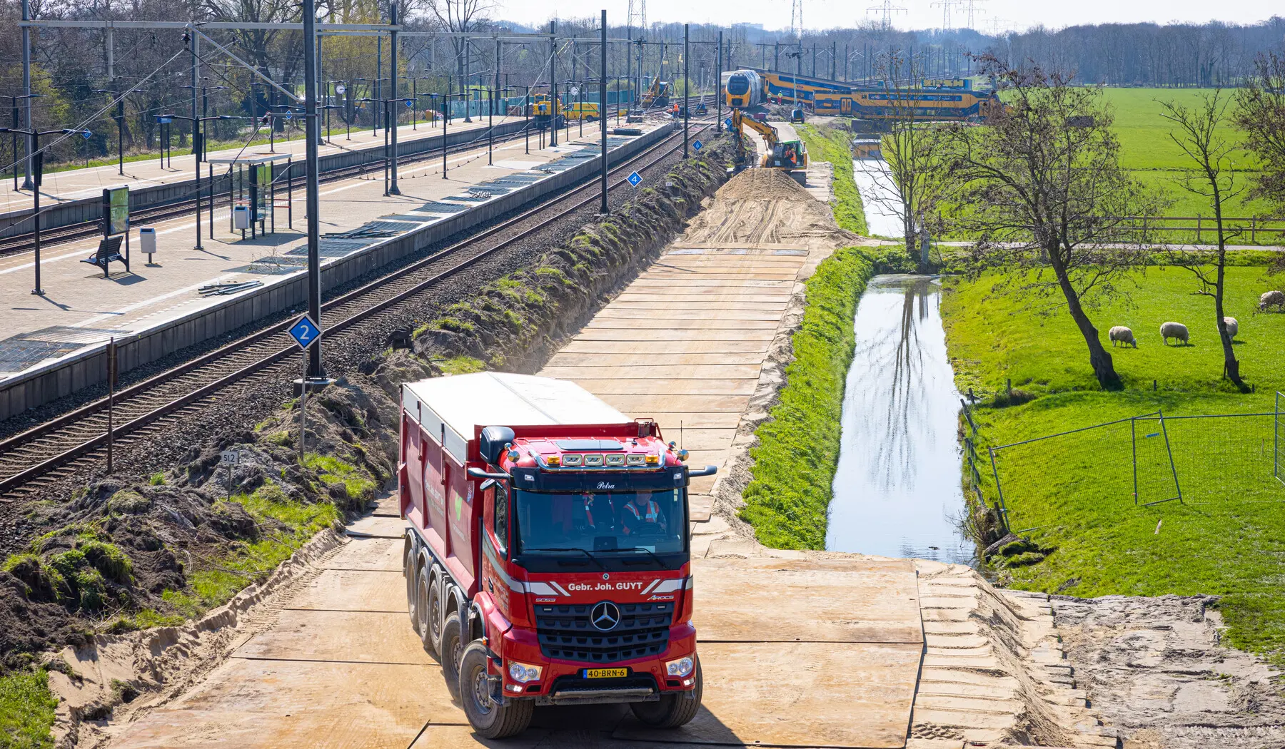 De tijdelijke weg in aanbouw