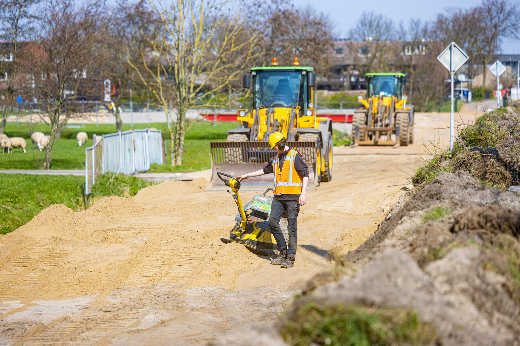 De voorbereiding voor de tijdelijke weg zijn in volle gang