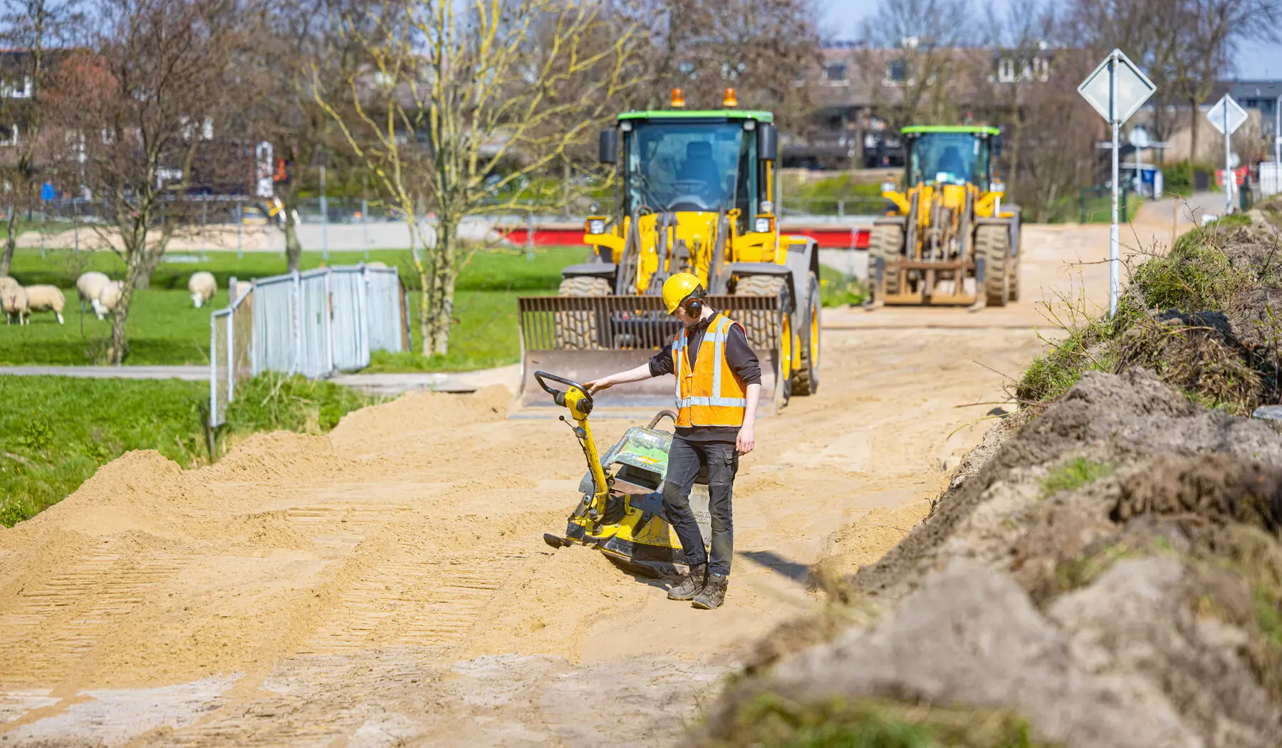 De voorbereiding voor de tijdelijke weg zijn in volle gang