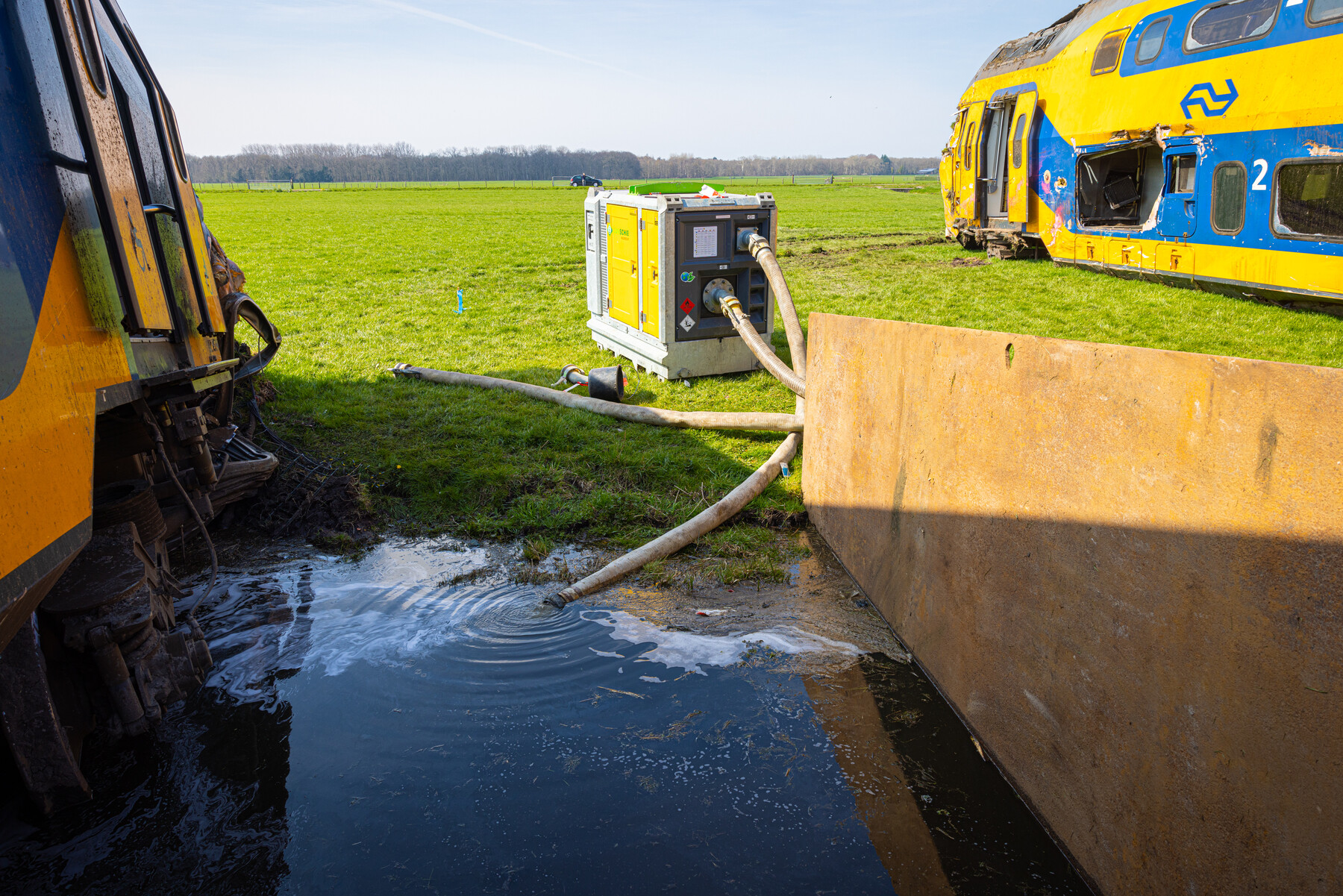 Daar waar doorsteken gemaakt moeten worden, worden de sloten leeggepompt en gedempt.