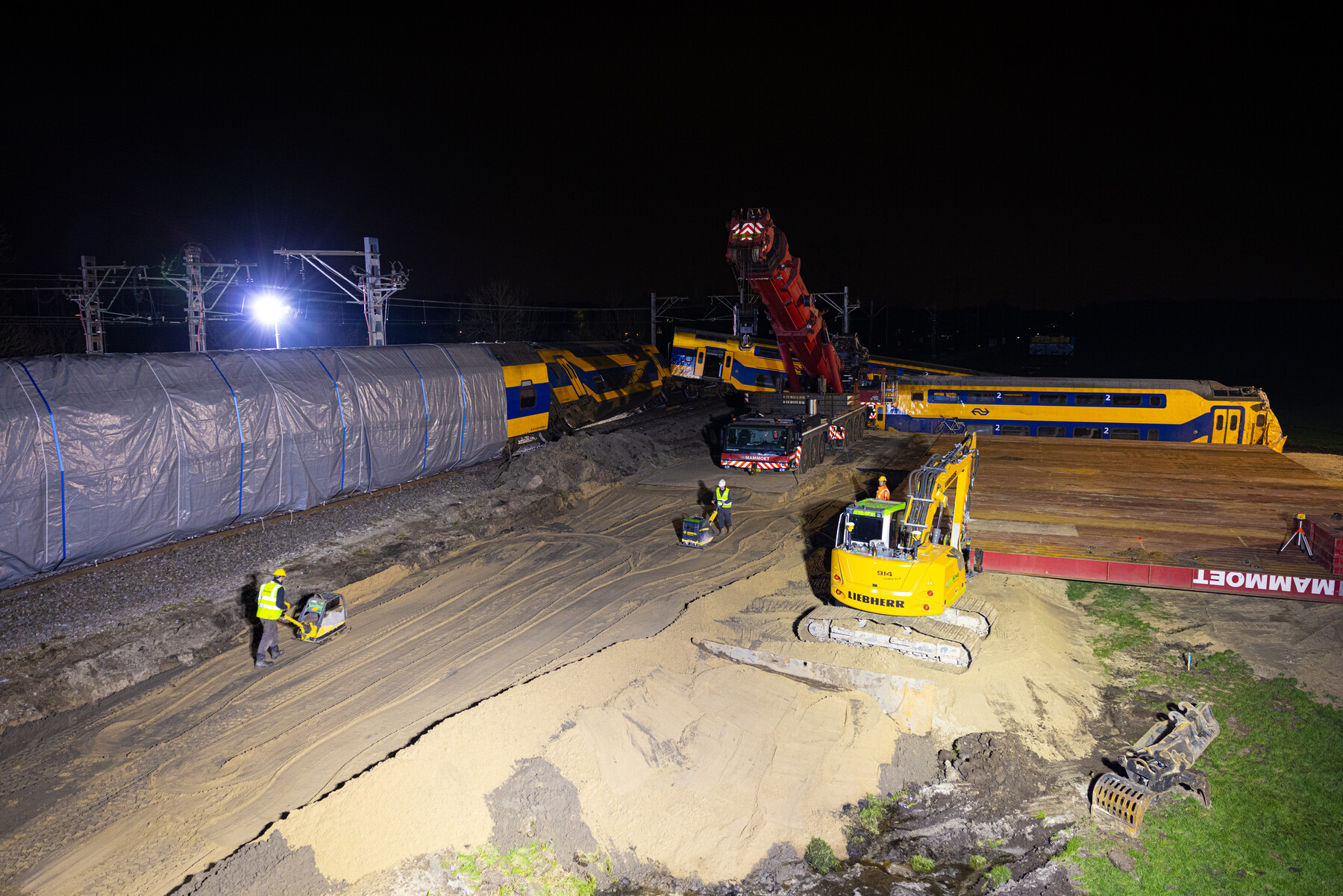 Hier wordt de tijdelijke weg bewerkt voor de stalen rijplaten worden aangebracht