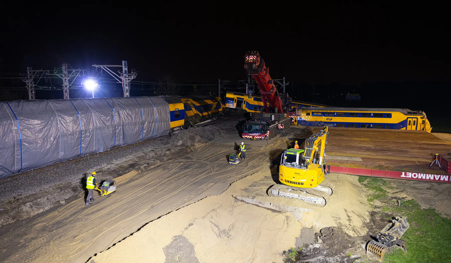 Hier wordt de tijdelijke weg bewerkt voor de stalen rijplaten worden aangebracht