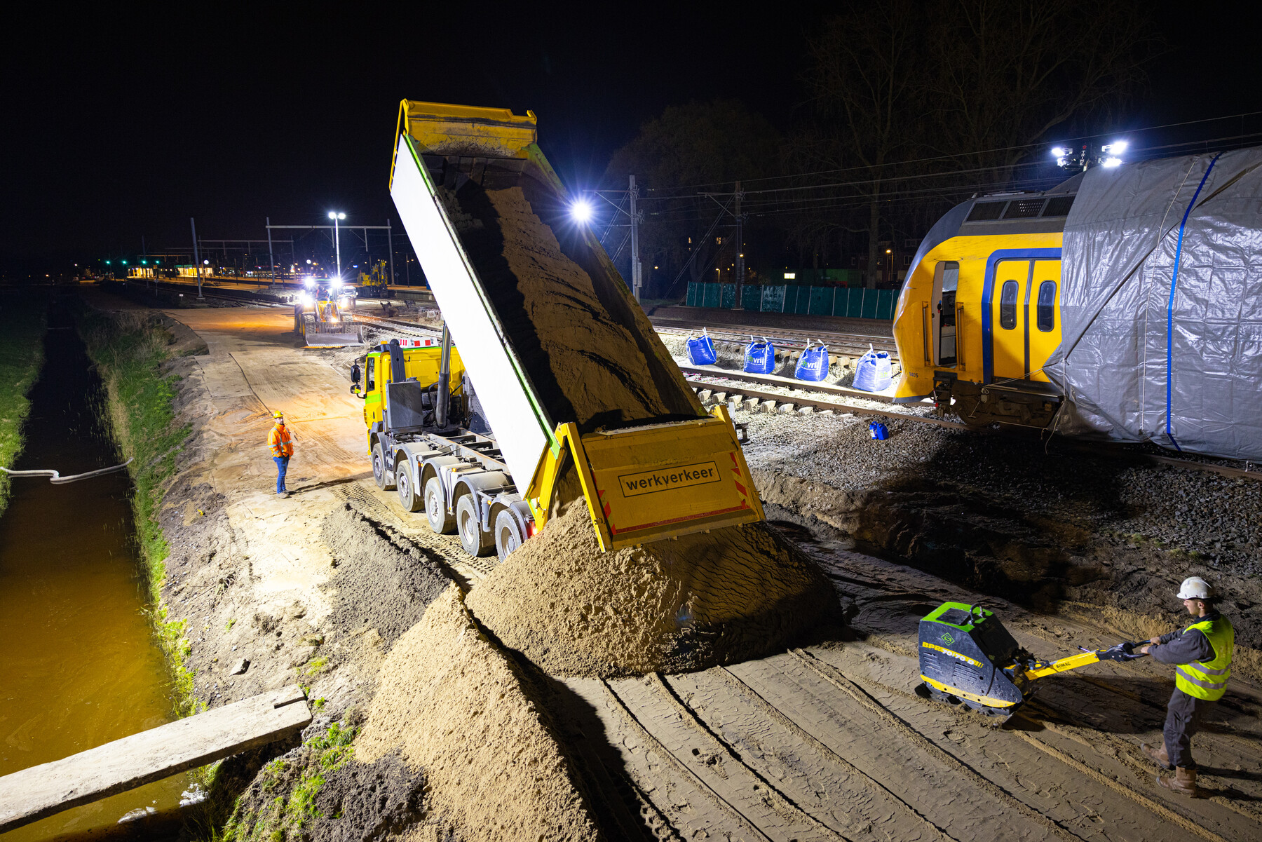 Om de tijdelijke weg geschikt te maken voor zwaar verkeer dient eerst een beschermende laag zand aangebracht te worden. Op de zandlaag worden vervolgens stalen rijplaten aangebracht
