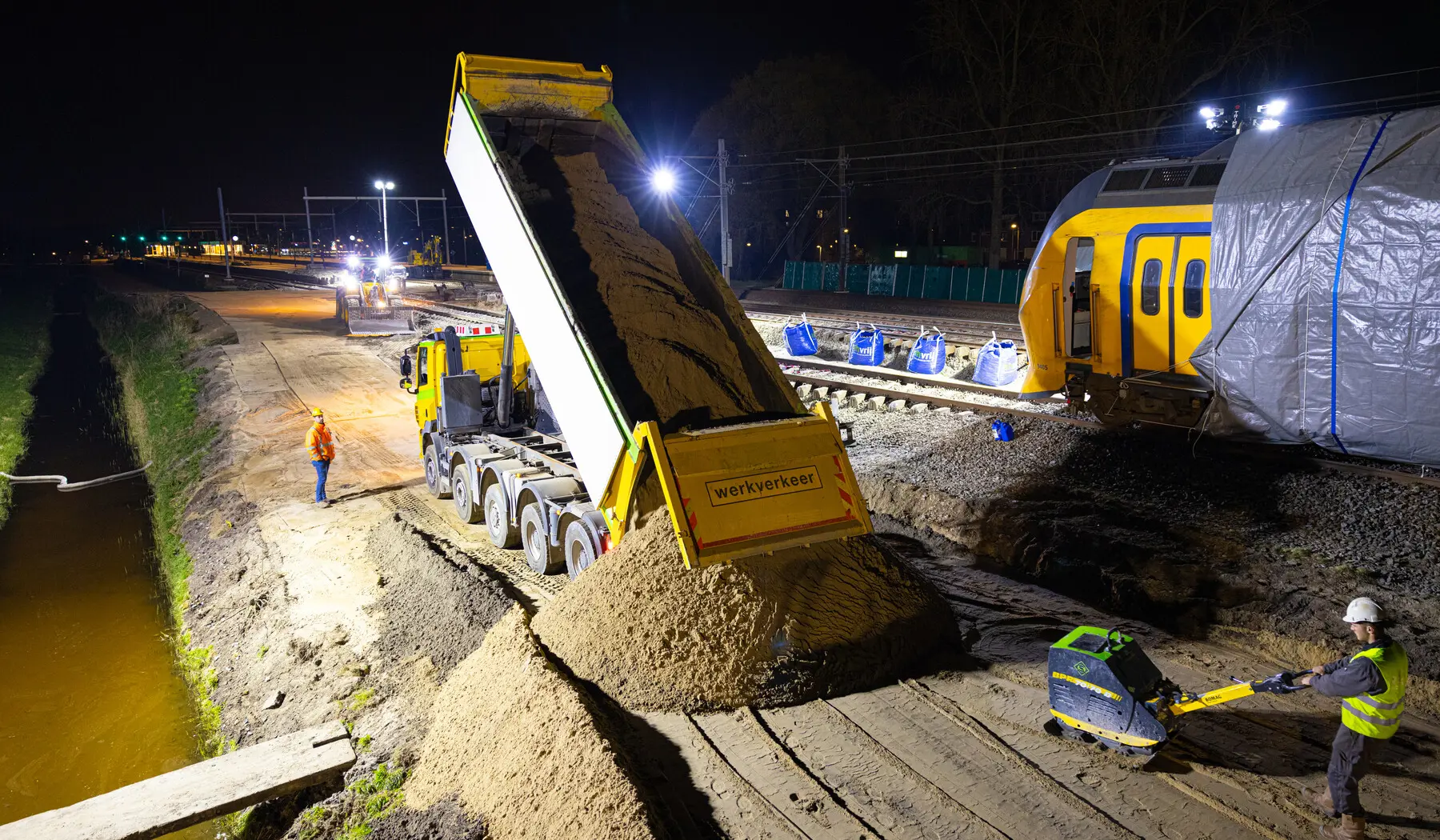 Om de tijdelijke weg geschikt te maken voor zwaar verkeer dient eerst een beschermende laag zand aangebracht te worden. Op de zandlaag worden vervolgens stalen rijplaten aangebracht