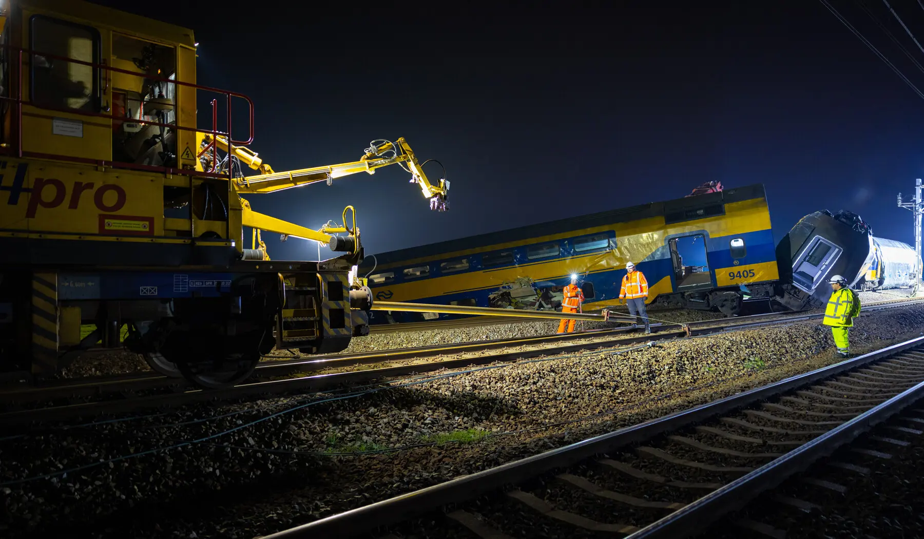 Het spoor is dusdanig beschadigd dat er nieuwe spoorstaven voor herstel nodig zijn. Deze zijn aangevoerd met de werktrein, de Robeltrein