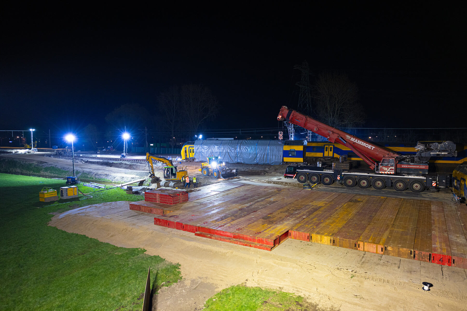 Naast de trein wordt een platform gemaakt waar de zware kranen op komen te staan om de delen weg te kunnen hijsen