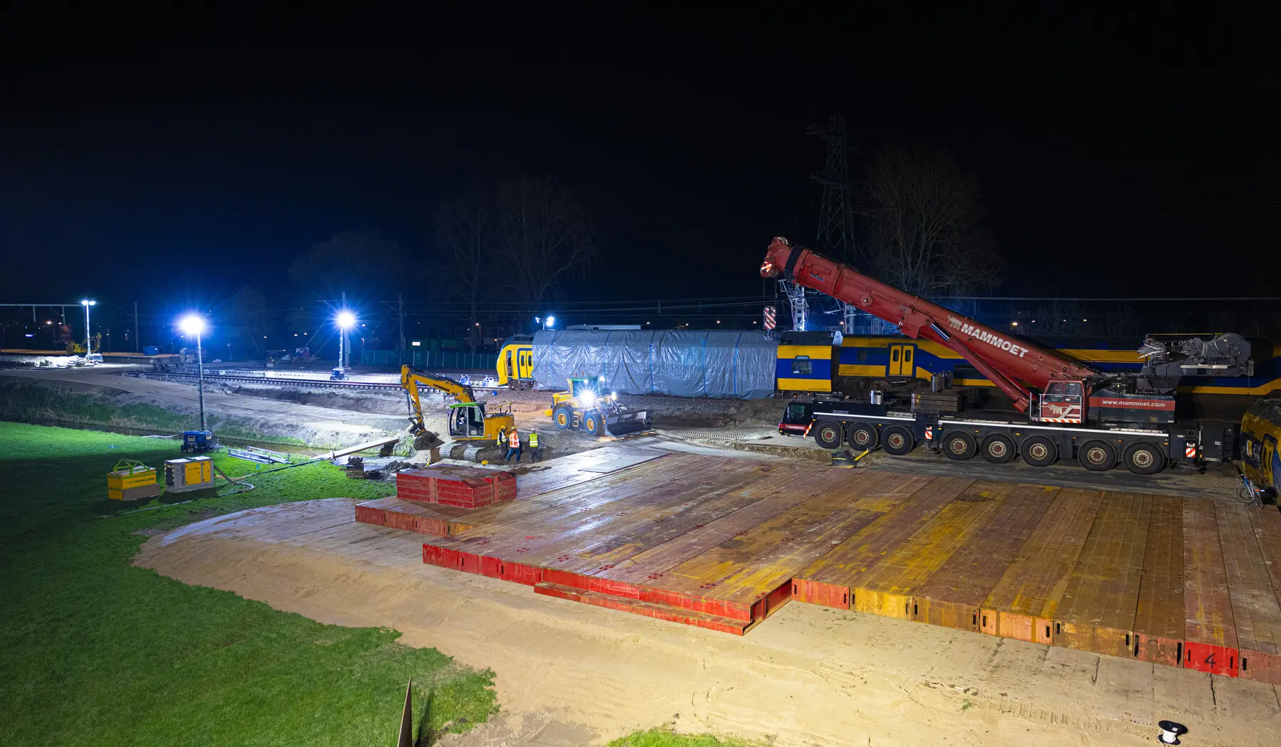 Naast de trein wordt een platform gemaakt waar de zware kranen op komen te staan om de delen weg te kunnen hijsen