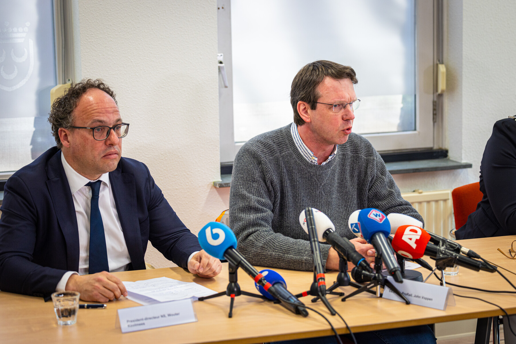 CEO John Voppen en president-directeur Wouter Koolmees van NS tijdens de persconferentie