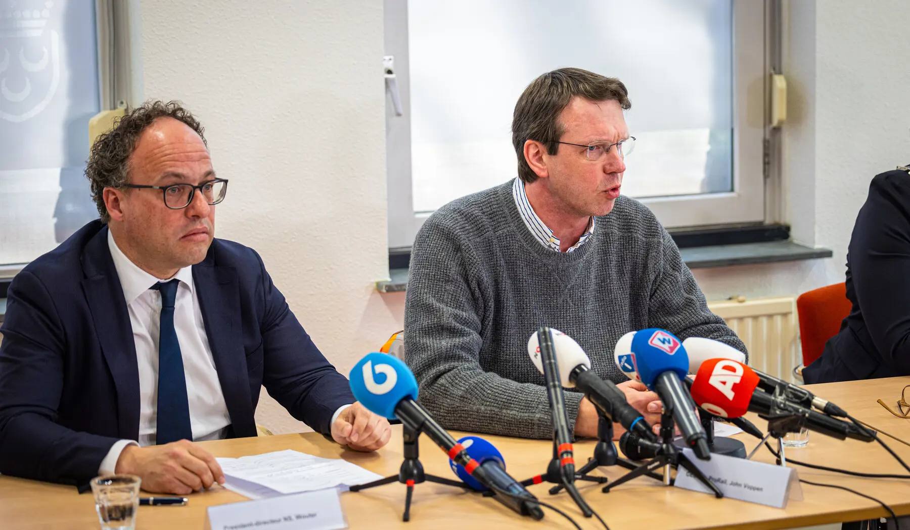 CEO John Voppen en president-directeur Wouter Koolmees van NS tijdens de persconferentie