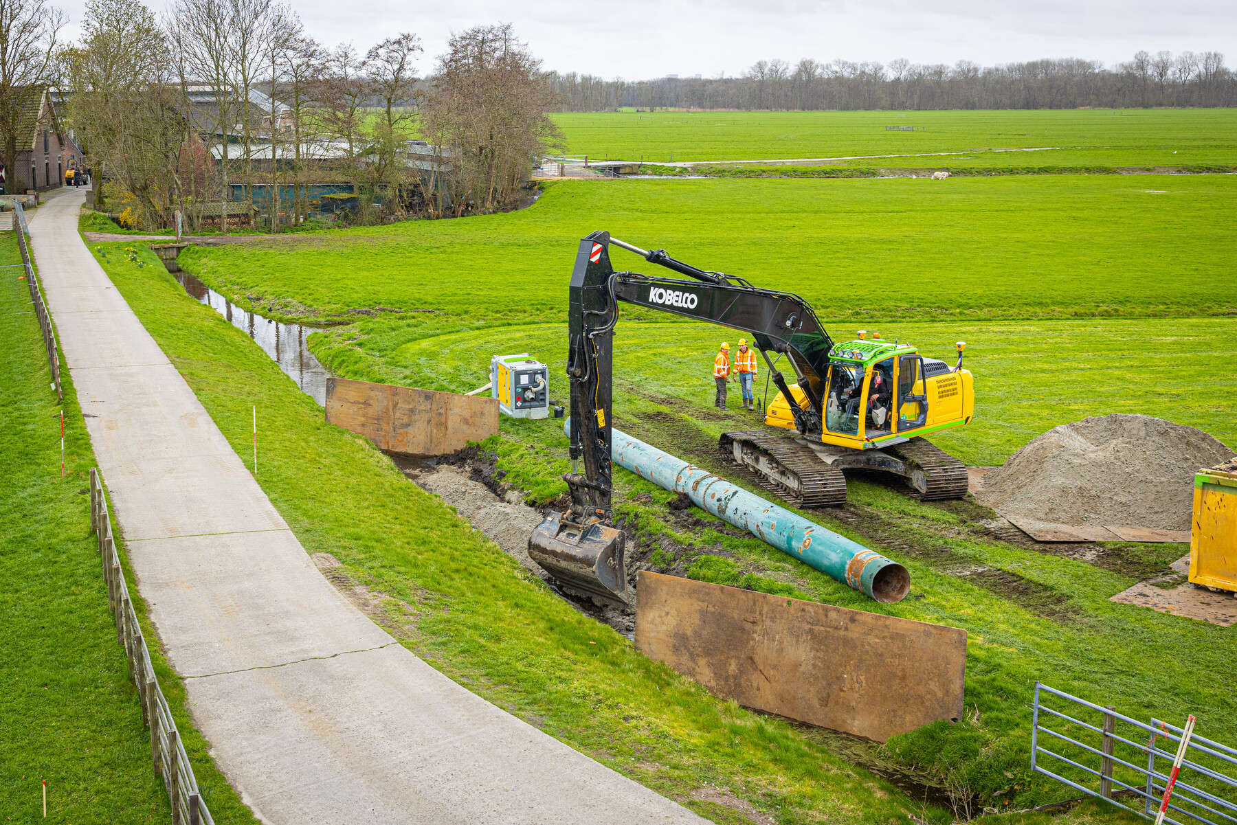 Een sloot wordt gedempt