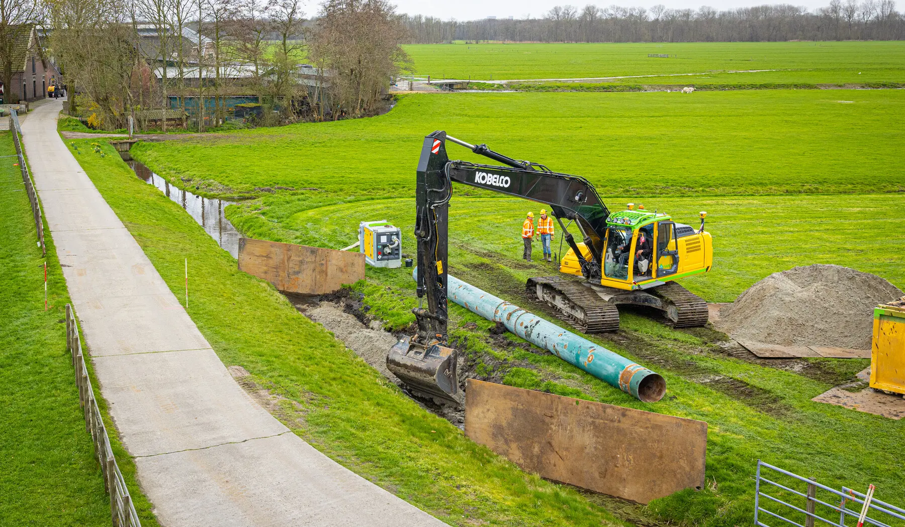 Een sloot wordt gedempt