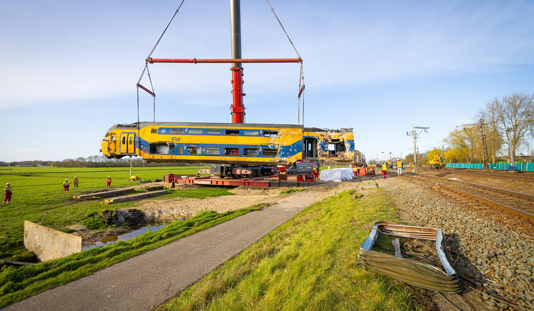 De treindelen worden getakeld om ze te kunnen verplaatsen