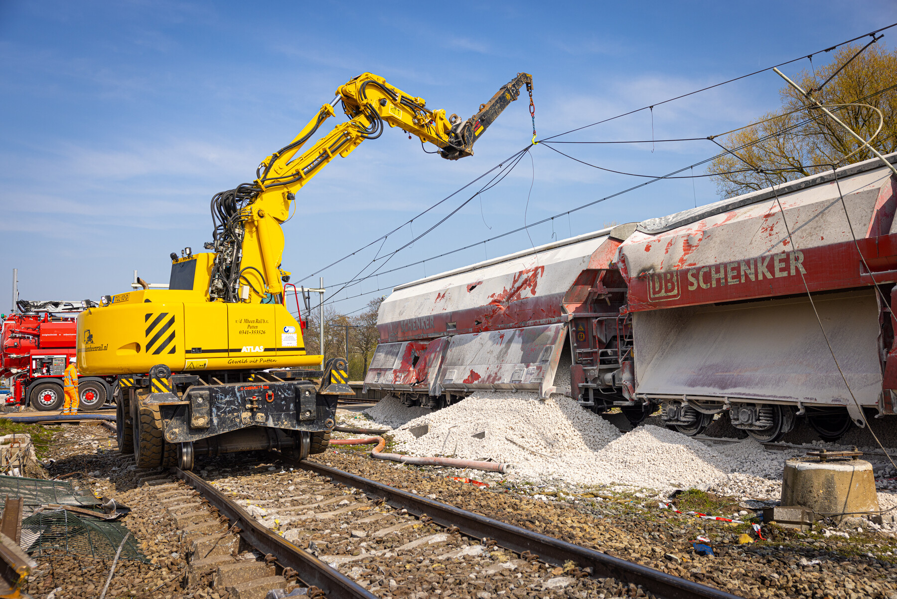De lading (kalk) wordt met vrachtwagens zo veel mogelijk afgevoerd