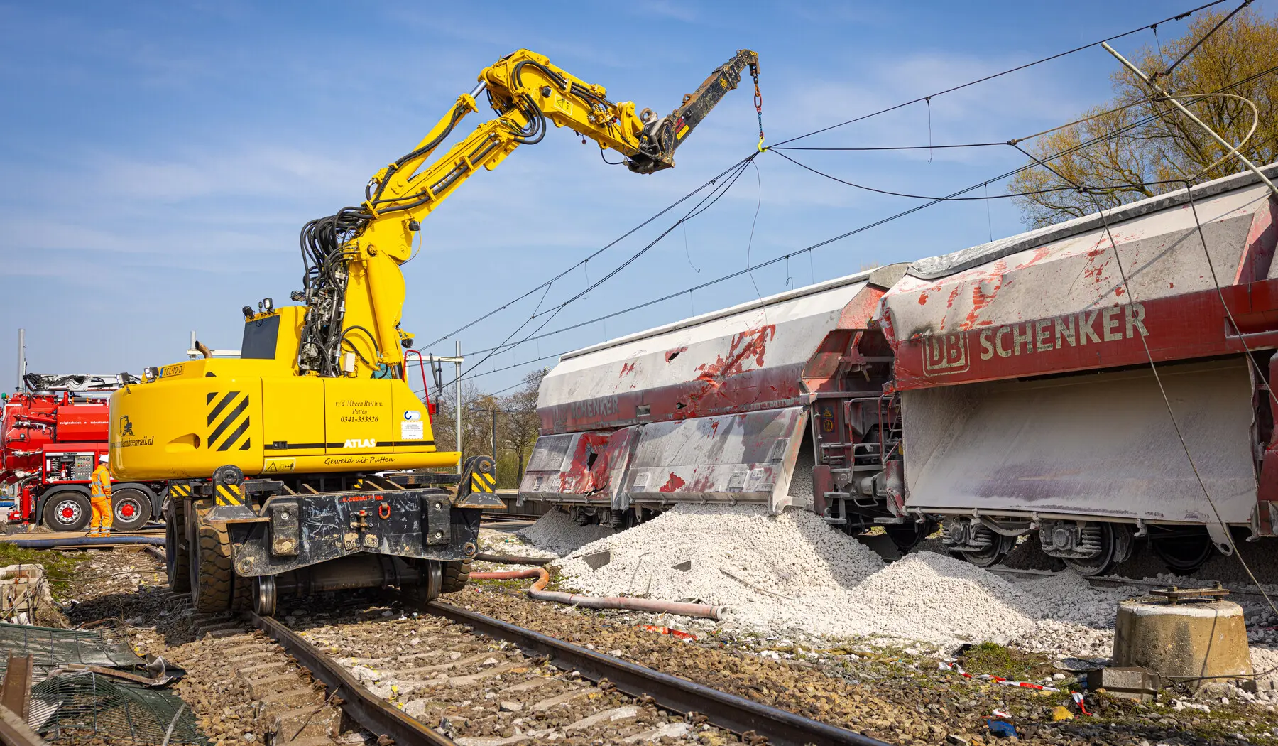 De lading (kalk) wordt met vrachtwagens zo veel mogelijk afgevoerd