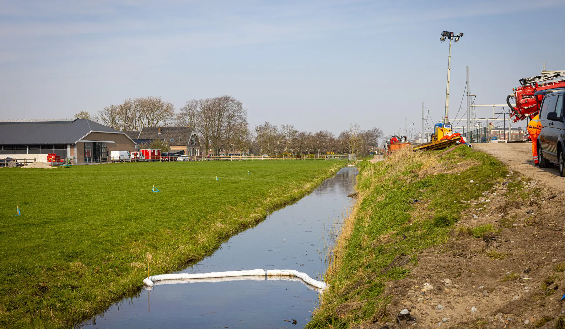 Sloot in Voorschoten bij het spoor