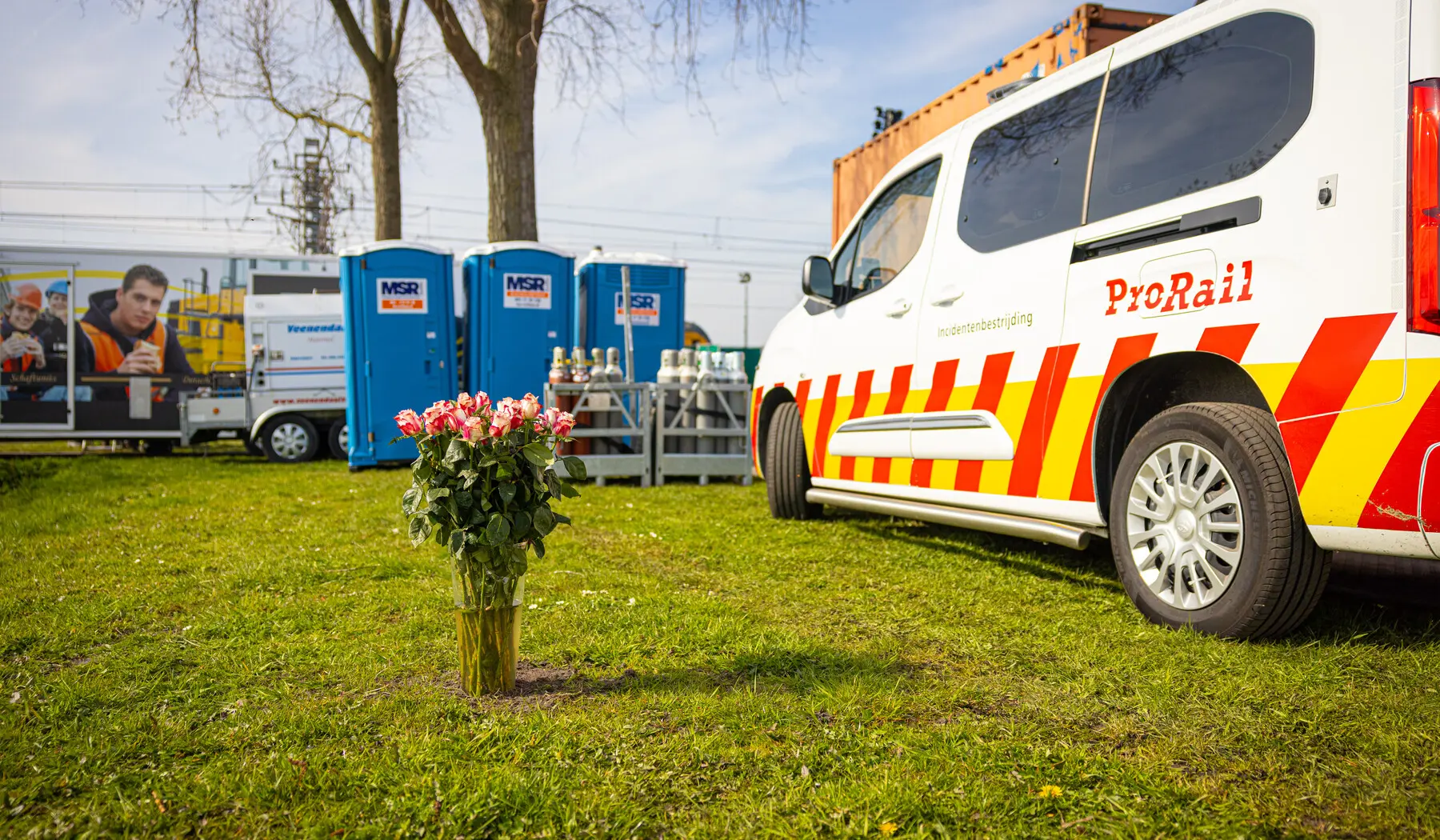 Bloemen bij ProRail bus in Voorschoten