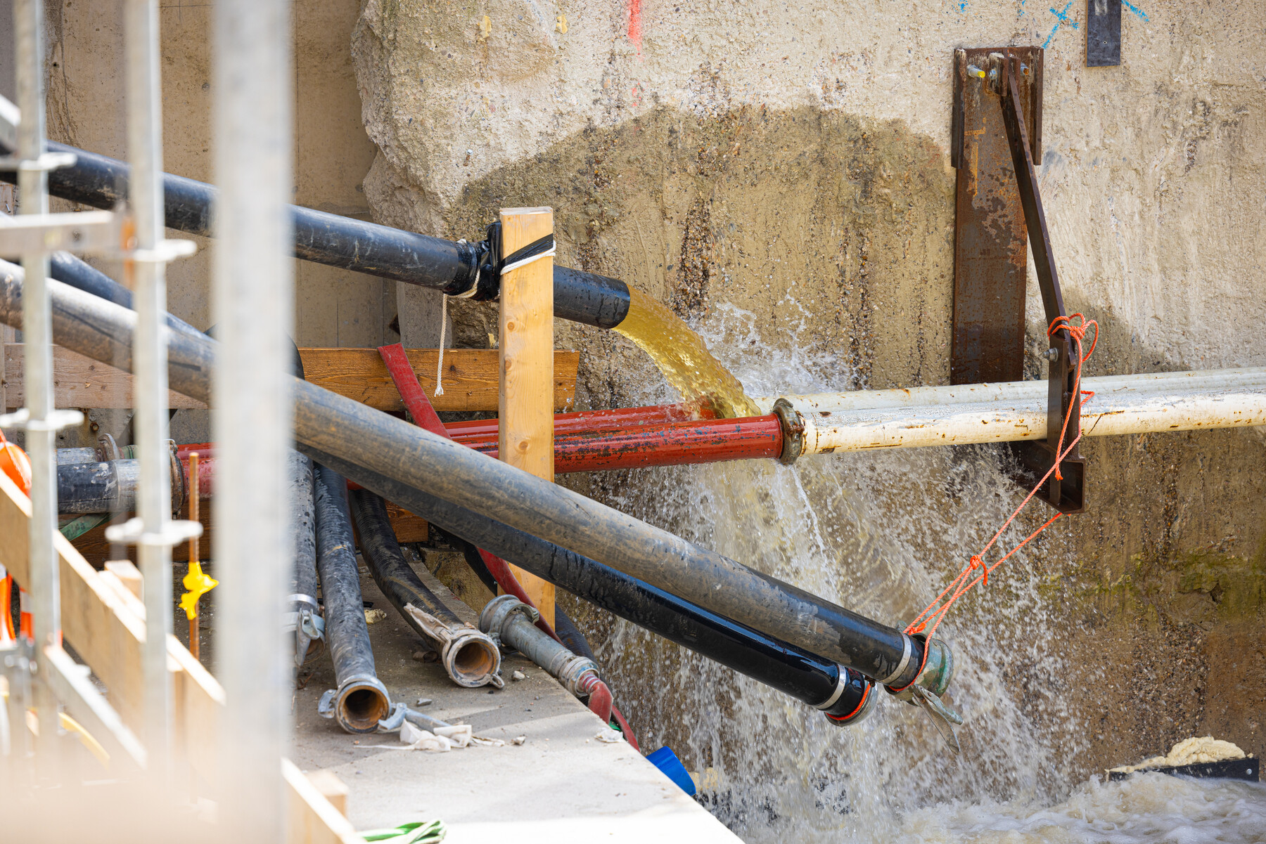 Het water wordt op peil gehouden met water uit het Hoornsediep