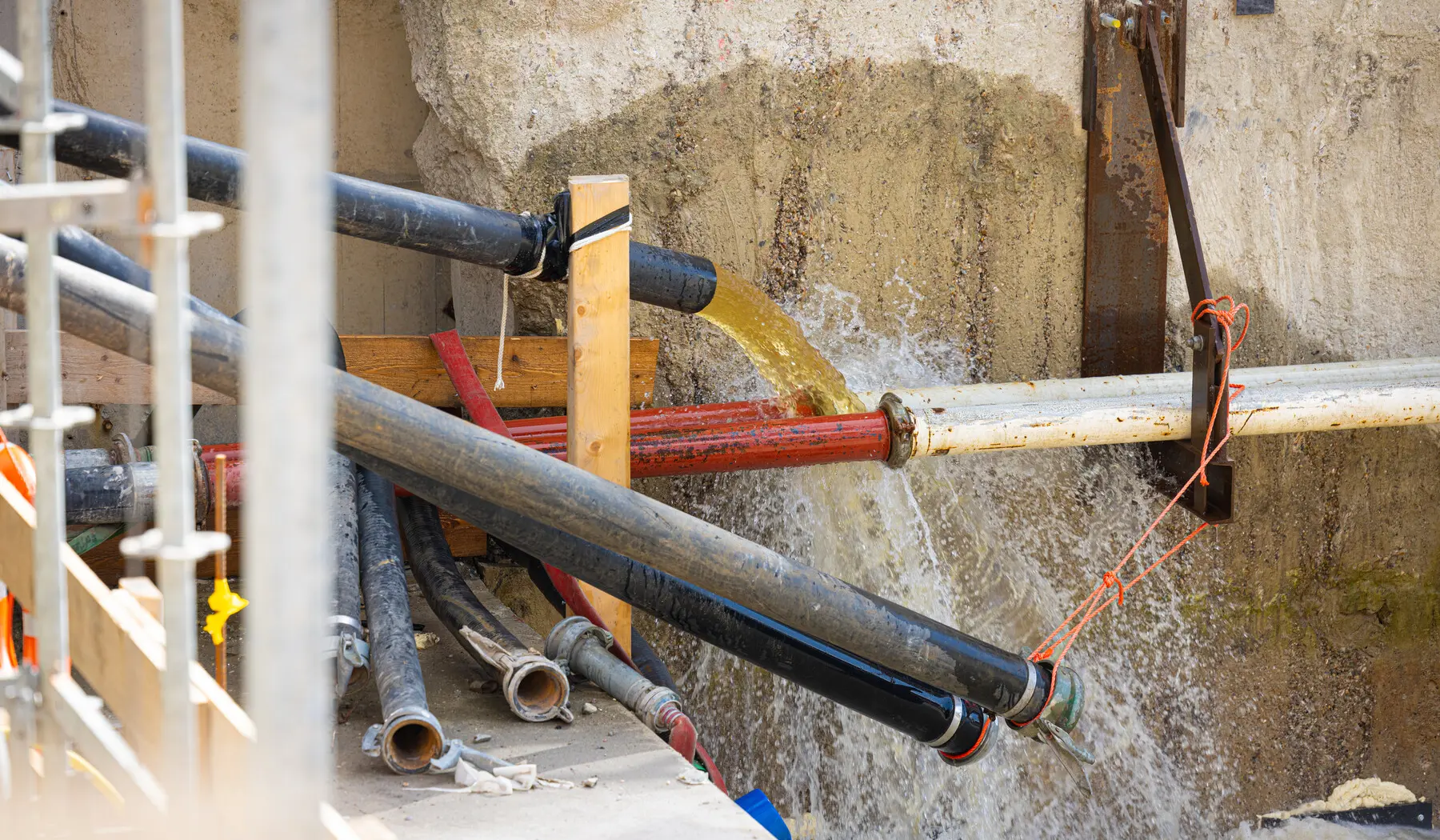 Het water wordt op peil gehouden met water uit het Hoornsediep