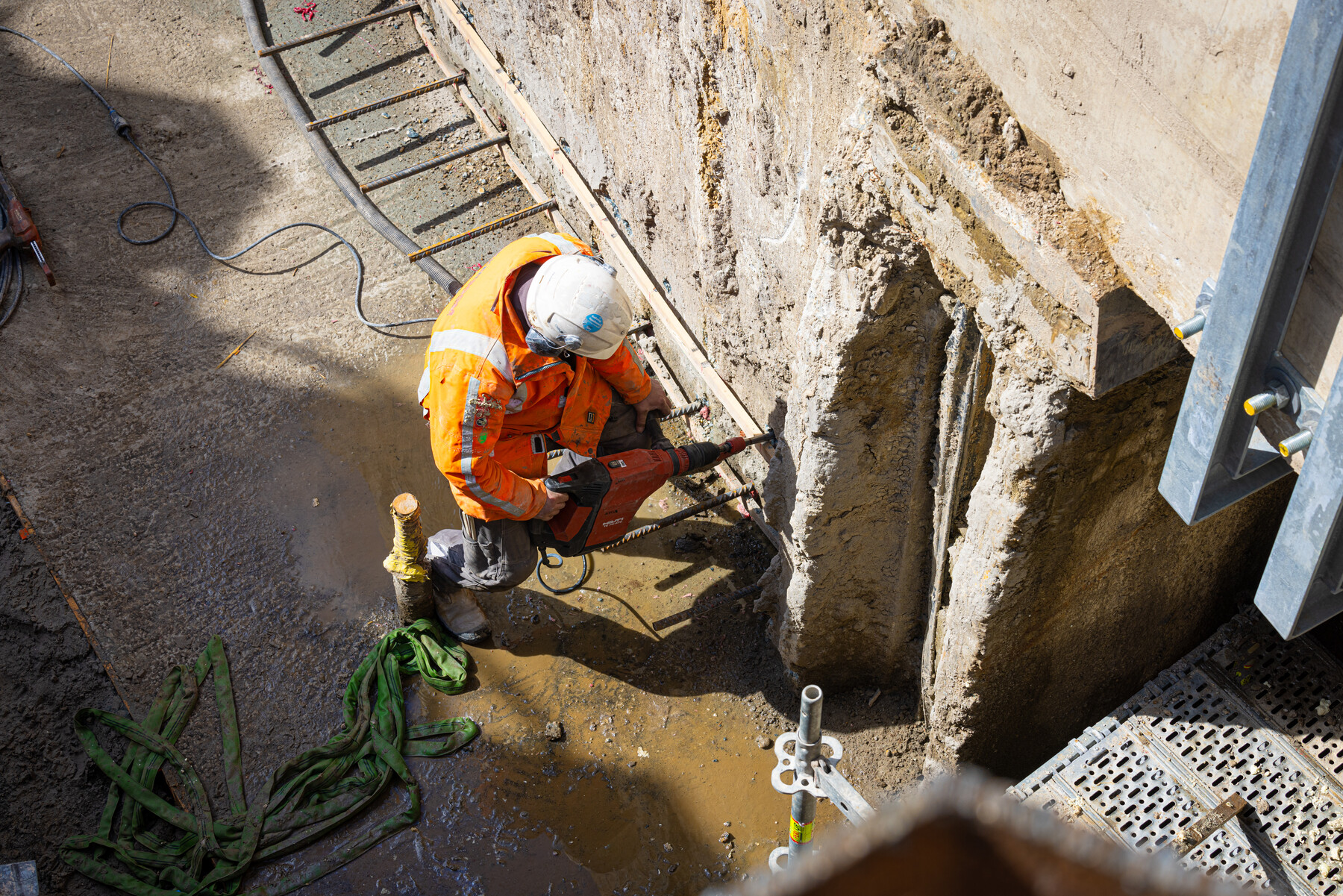 Stekken boren om de betonconstructie uit te breiden
