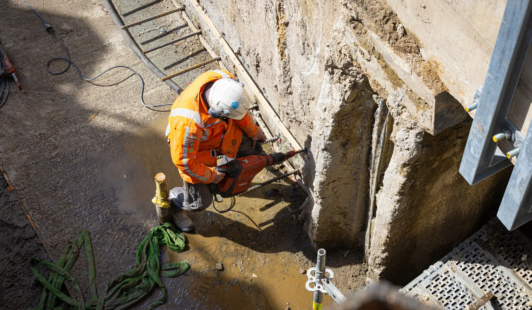 Stekken boren om de betonconstructie uit te breiden
