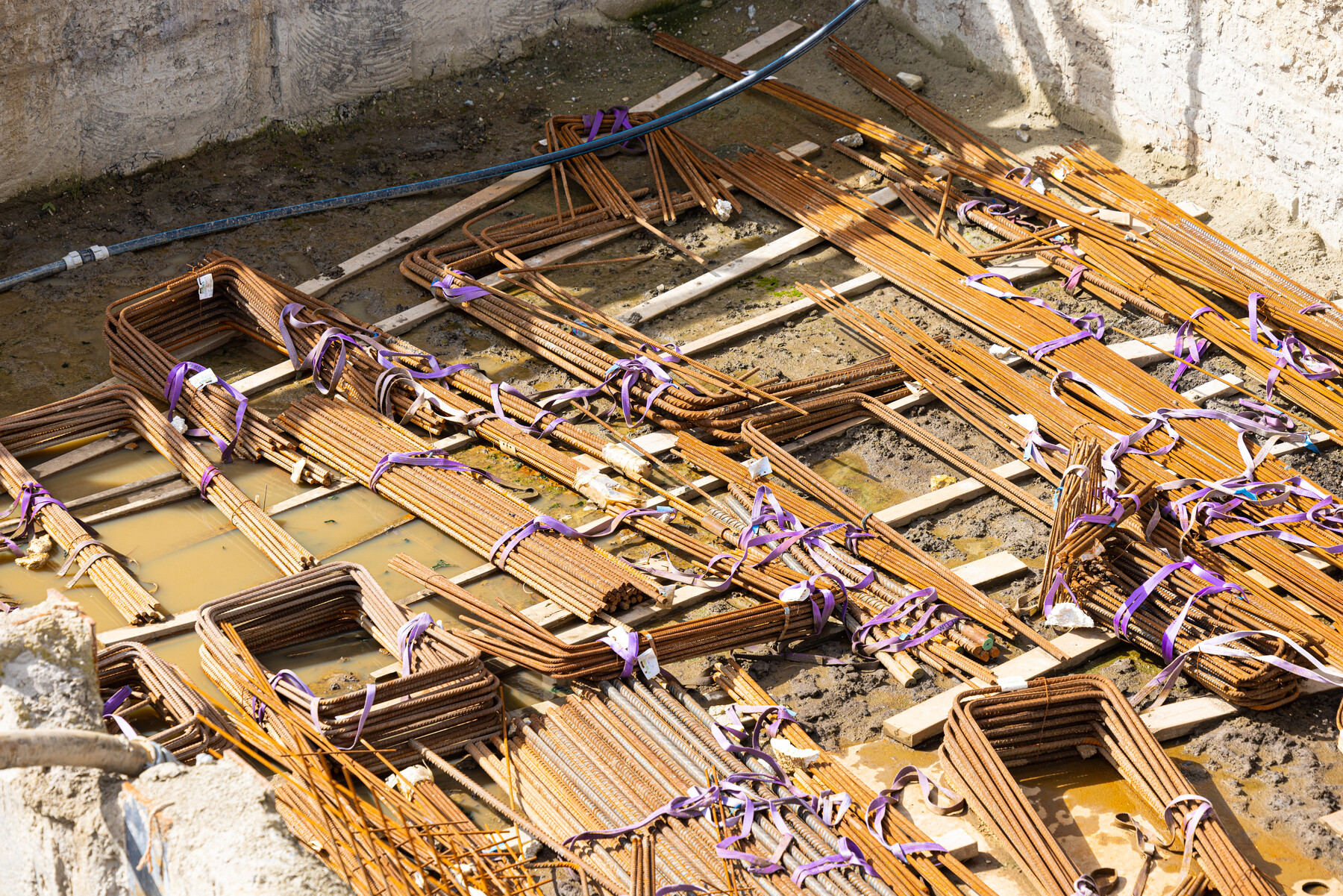 Wapeningsstaal klaar om gevlochten te worden