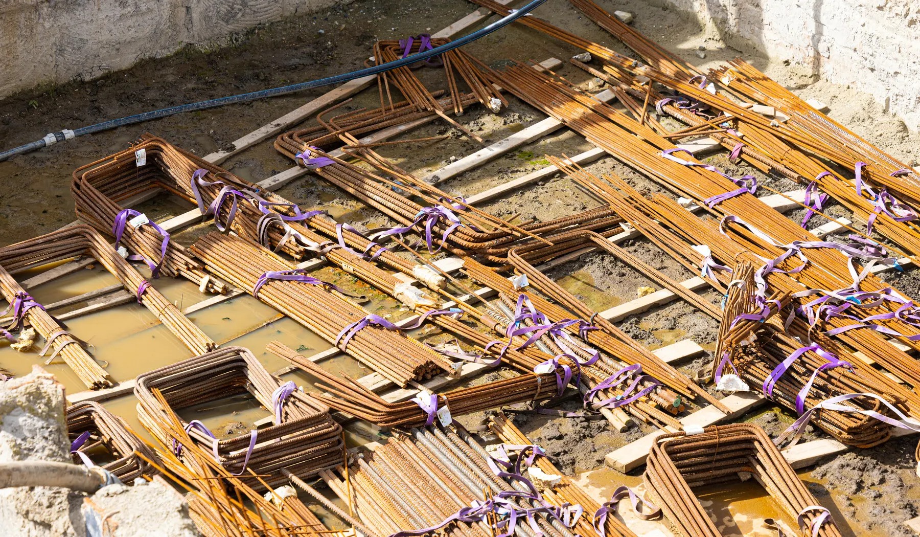 Wapeningsstaal klaar om gevlochten te worden