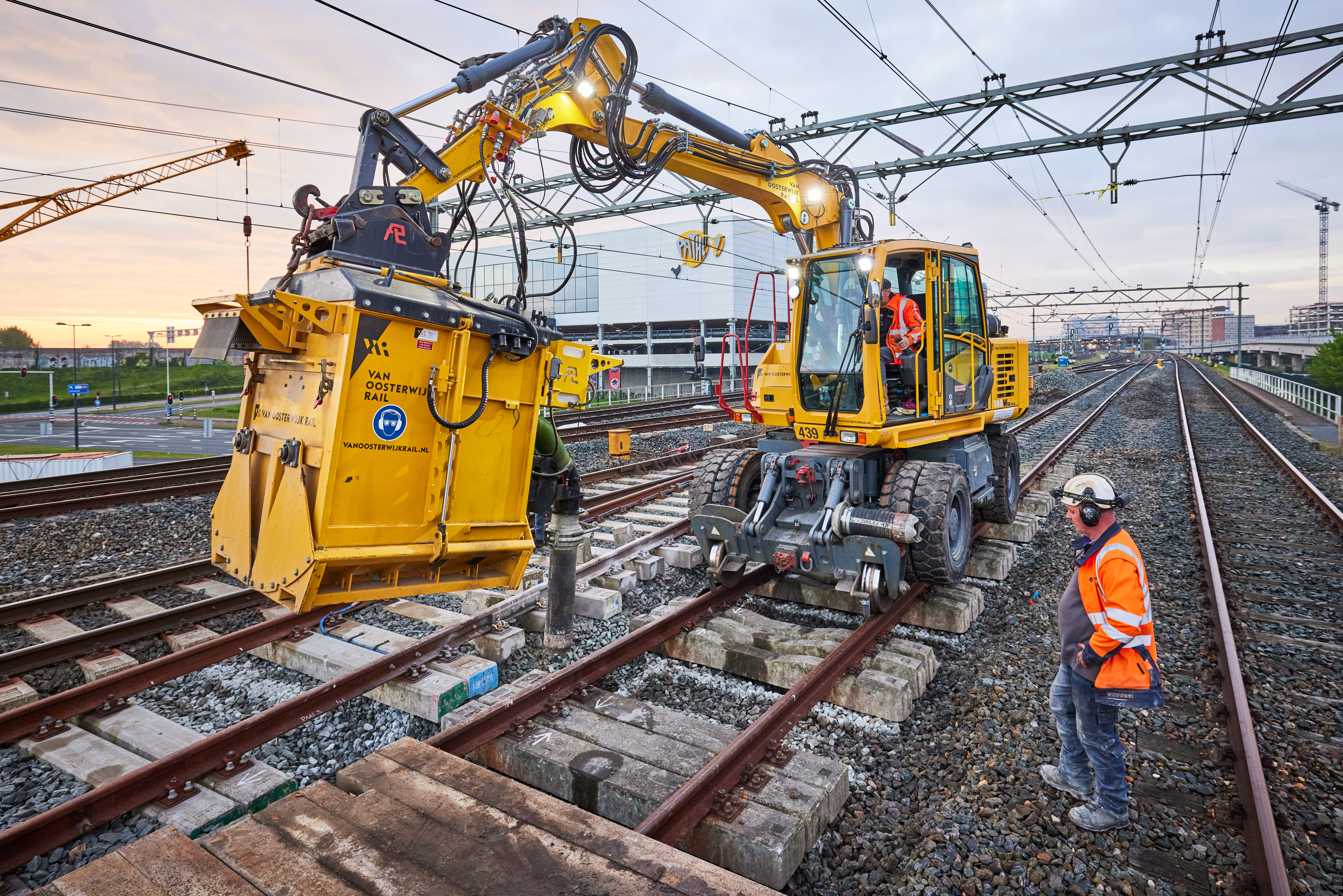 Deze machine haalde de ballast weg tussen de sporen