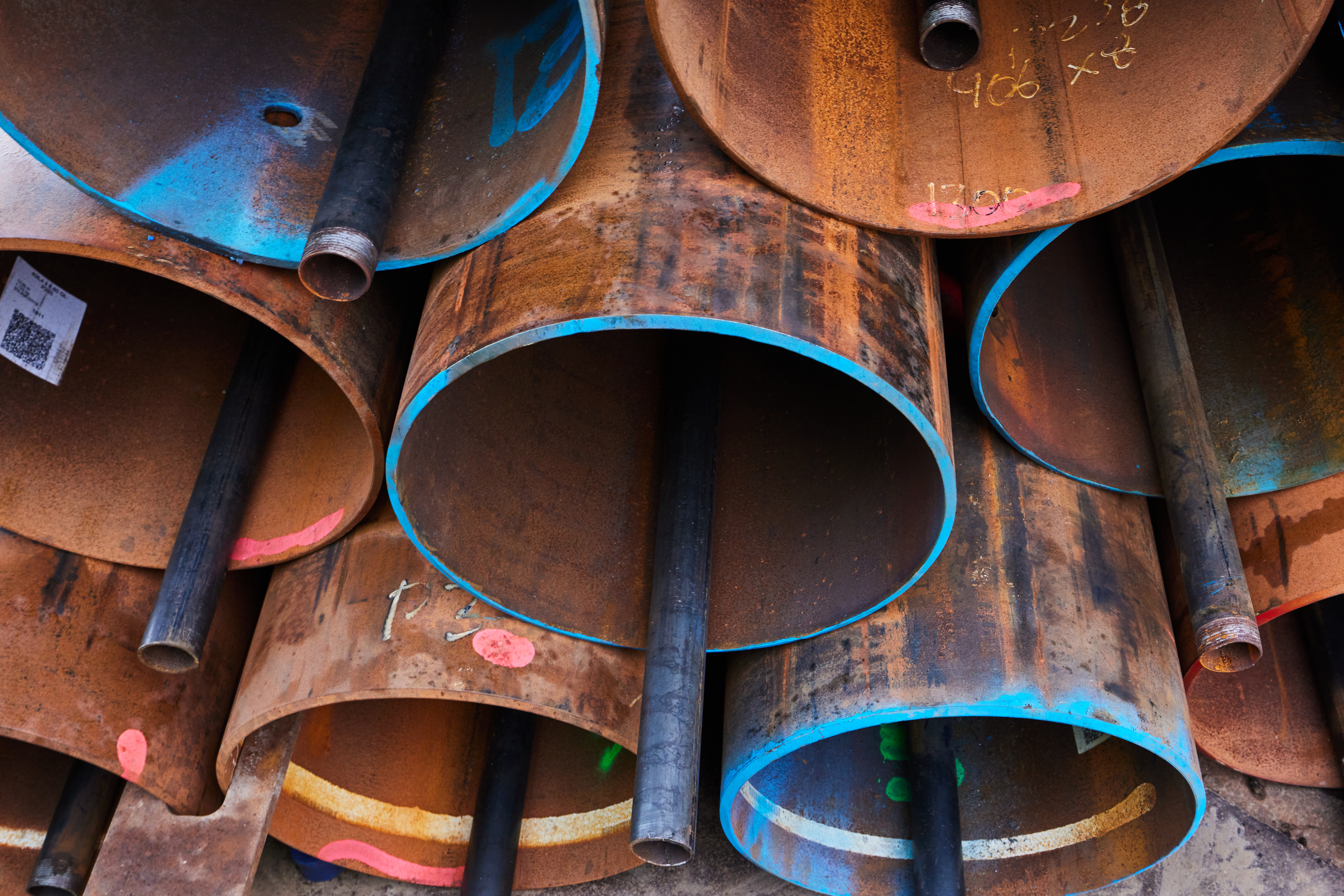 Tubexpalen liggen klaar voor gebruik. Deze stalen buispalen zijn 27 meter lang, hebben een diameter van 400mm en wegen 2.500 kilo per stuk.