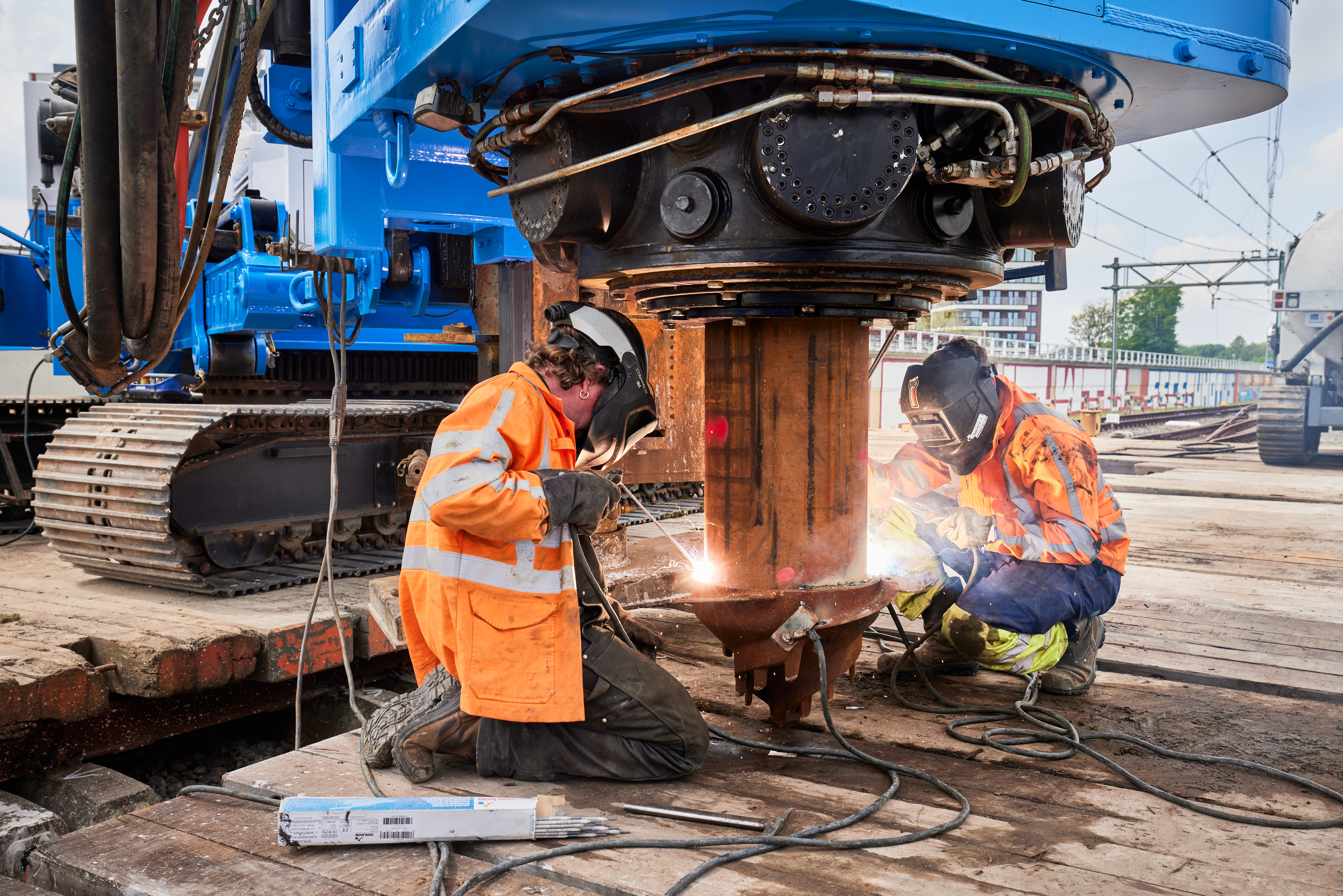 De boorkop wordt aan de Tubexpaal gelast