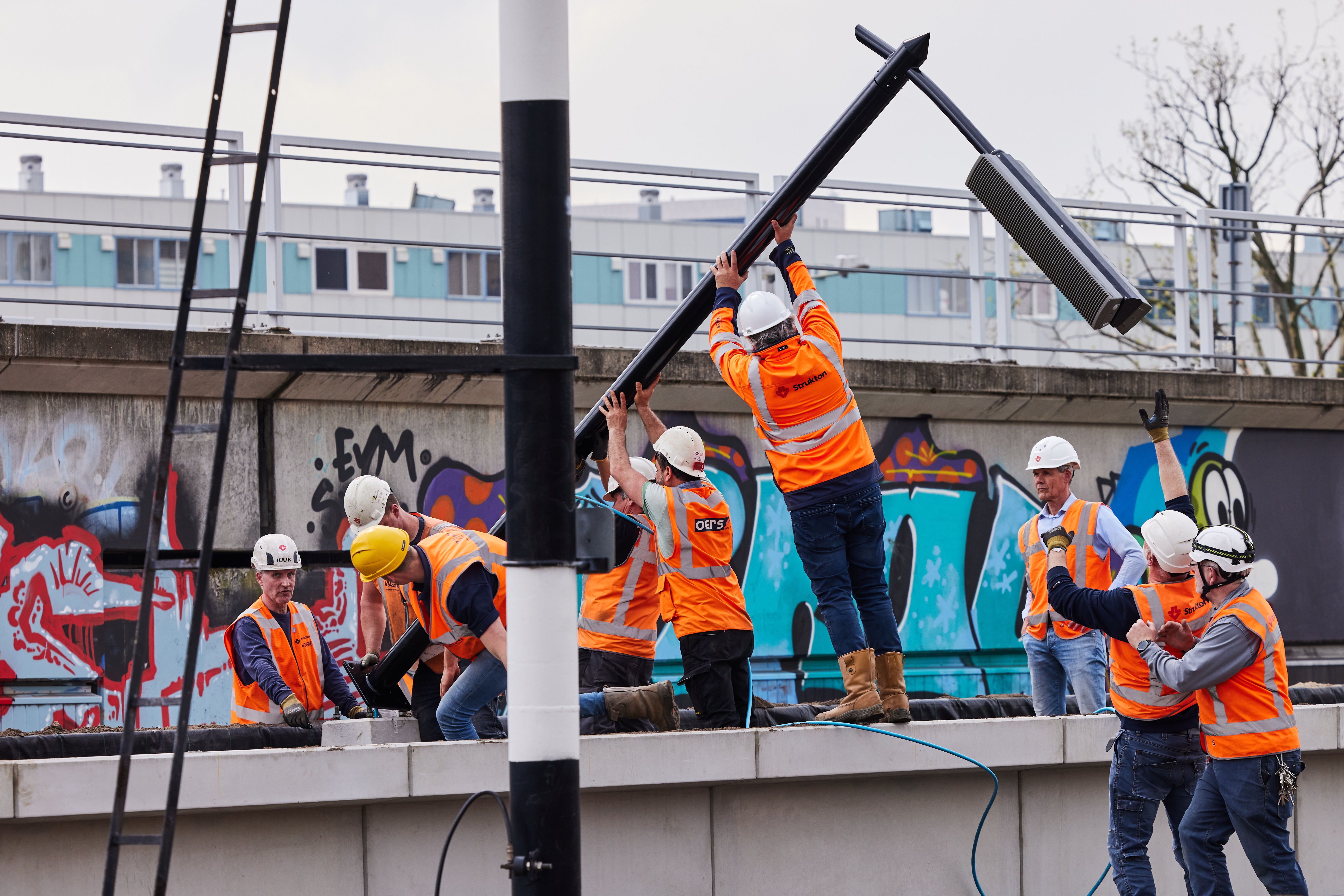 Teamwork! De omroepinstallatie werd op het nieuwe deel van het perron geplaatst
