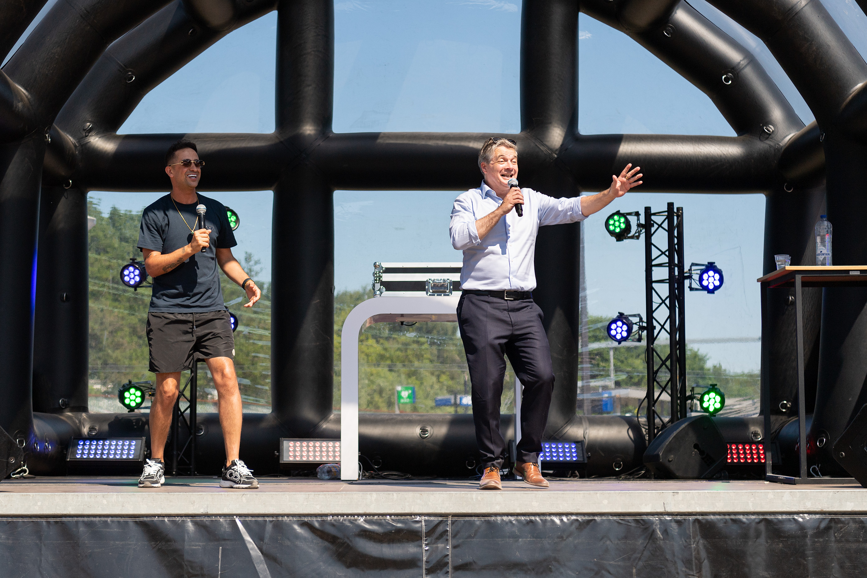 Yes-R verzorgde een speciaal optreden, waarbij burgemeester Erik Boog een stukje mee-rapte