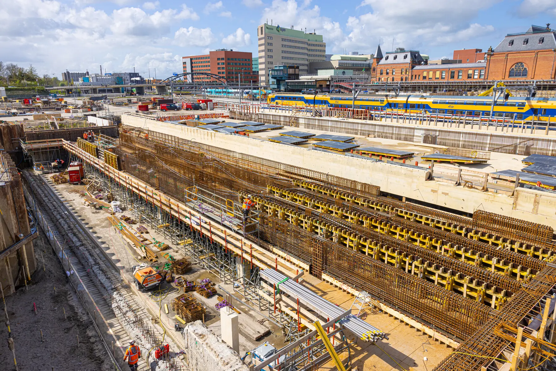 Er wordt veel werk verzet op en rond station Groningen