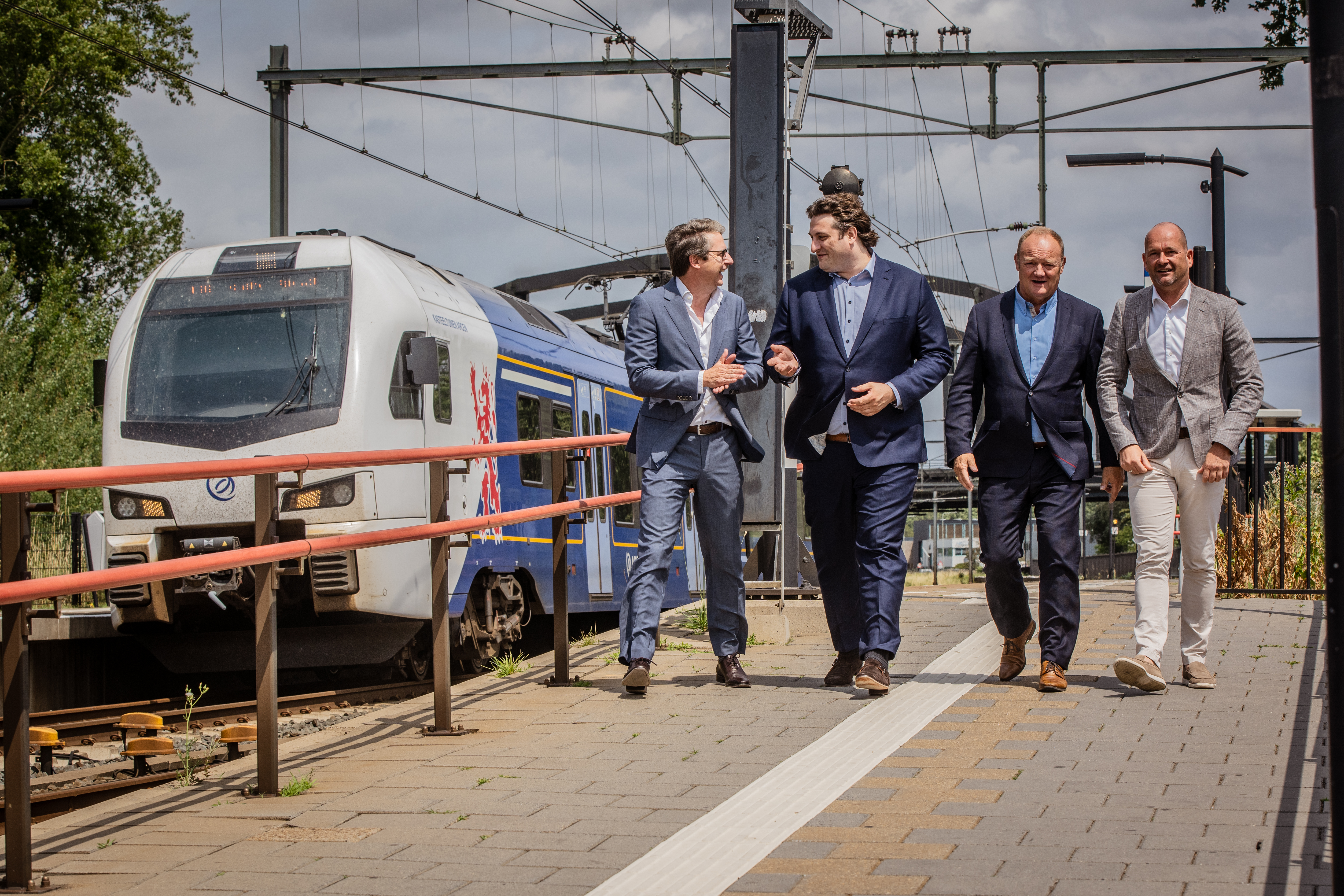 Regiodirecteur Dimitri Kruik (ProRail), gedeputeerde Jasper Kuntzelaers (provincie Limburg), wethouder Rob Schwillens (gemeente Beek), wethouder Danny Hendrix (gemeente Stein)