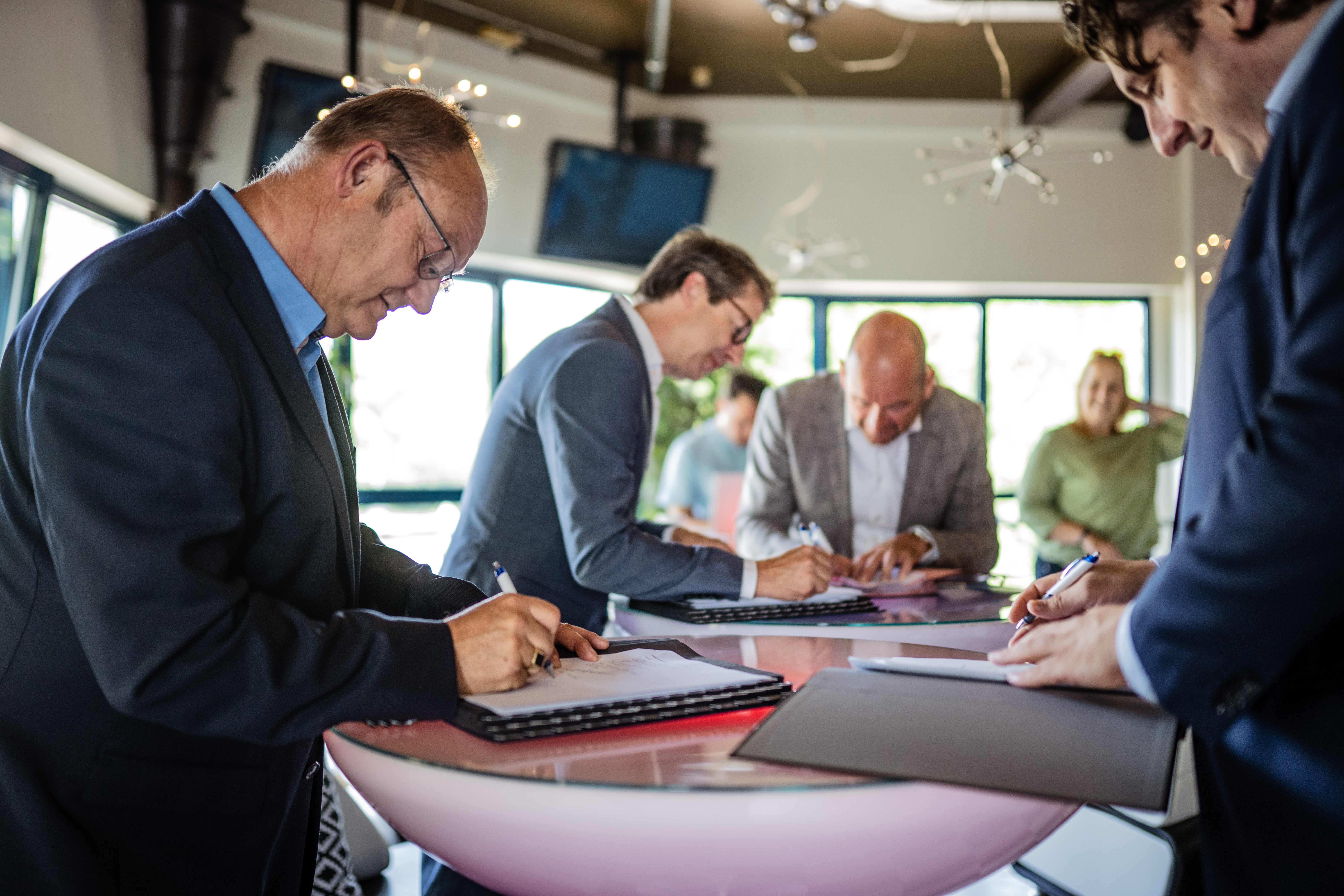 De handtekeningen worden gezet