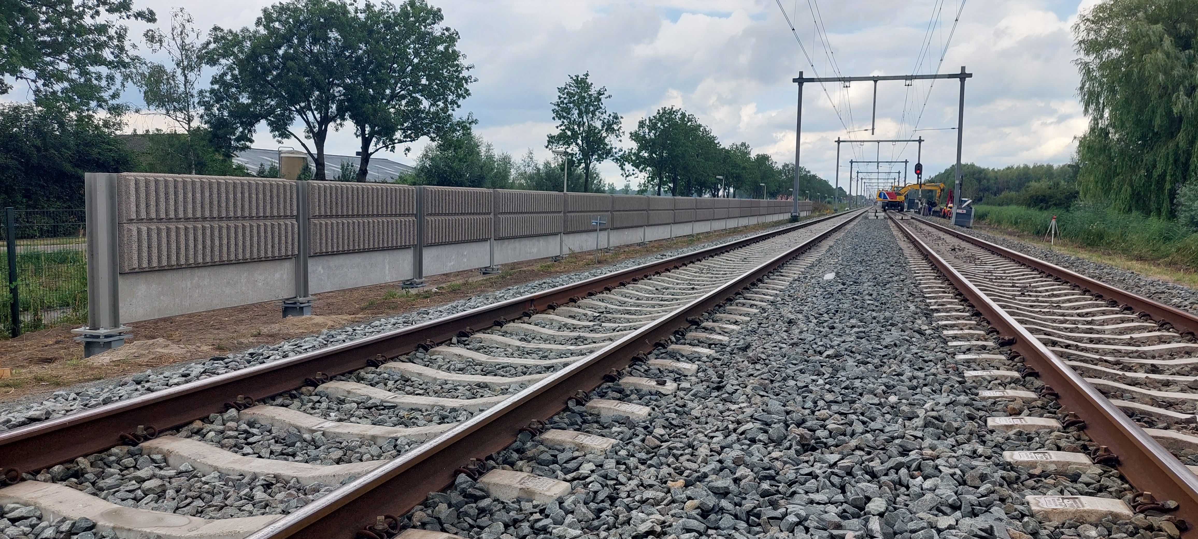 Het plaatsen van geluidsschermen in Tricht