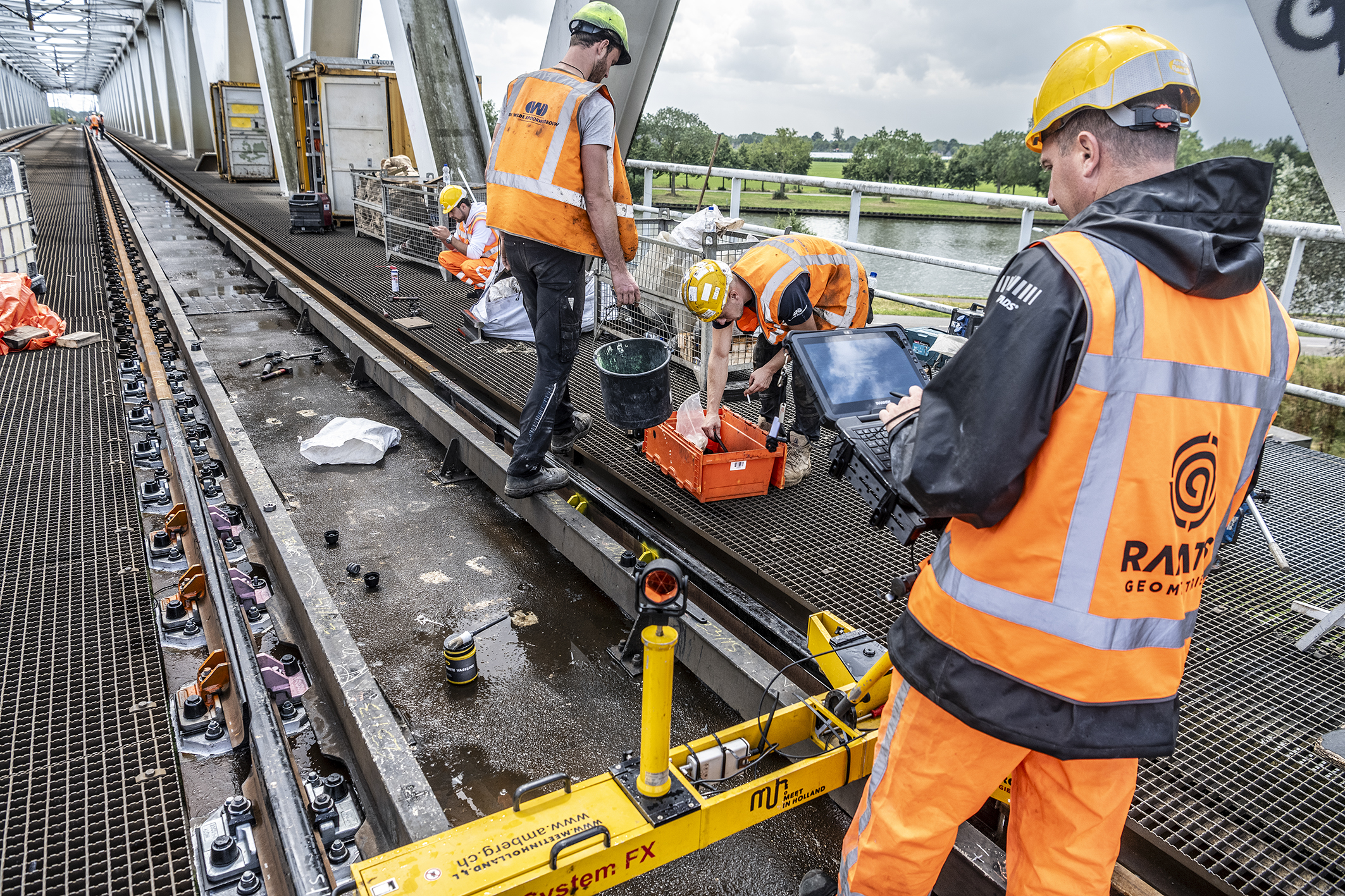 Spoorvernieuwing op de brug over het Amsterdam Rijnkanaal