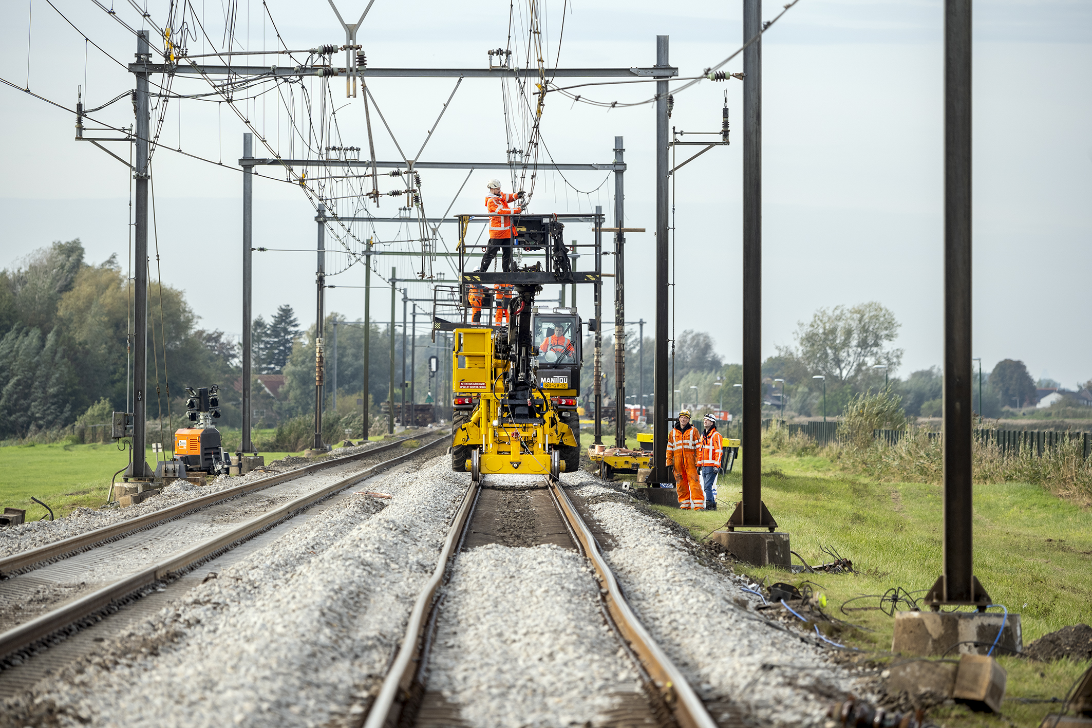 In 127 uur tijd werden zestien kilometer bovenleidingdraad en 32 bovenleidingsmasten weggehaald