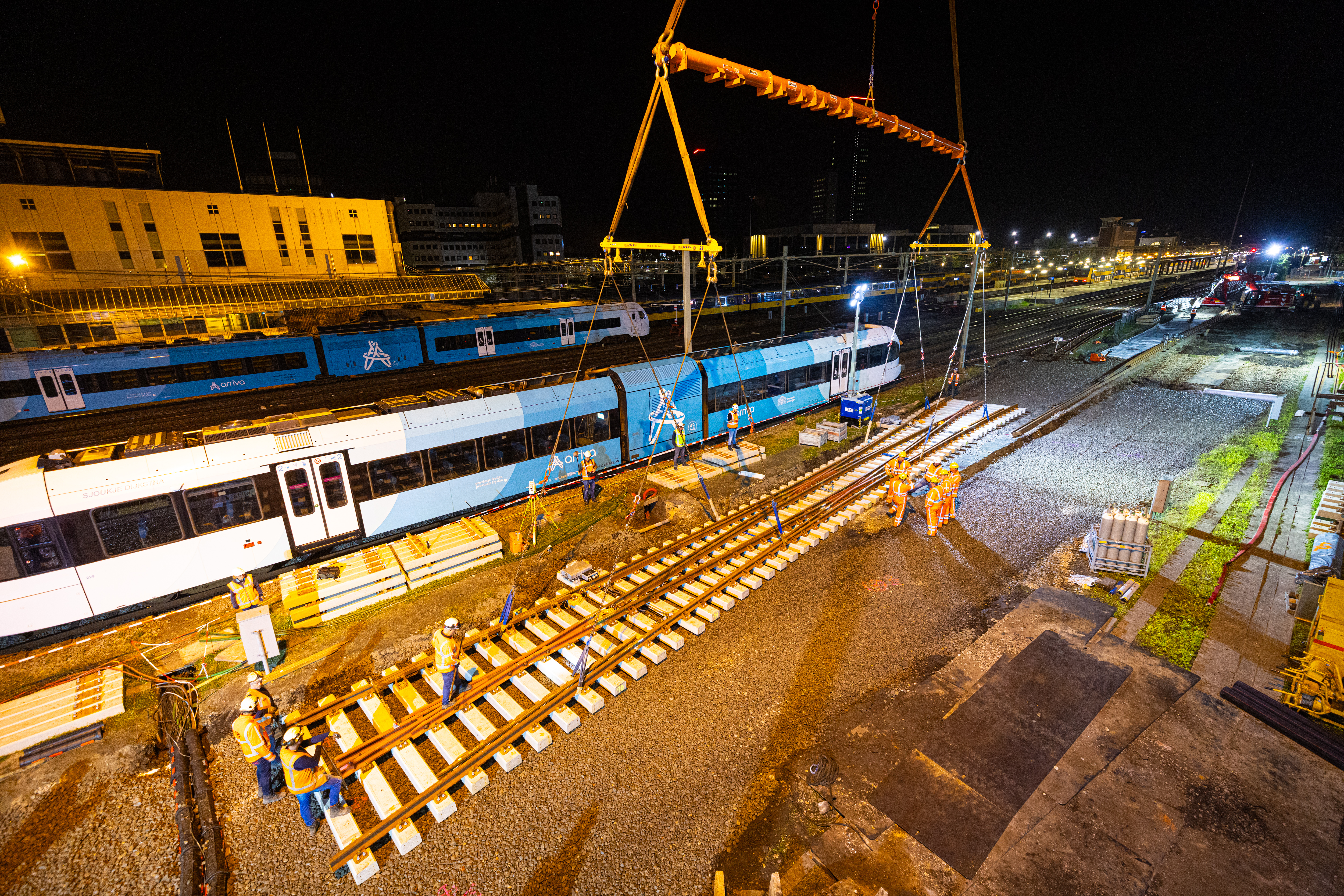 Een 500 tons-kraan plaatst nieuwe wissels