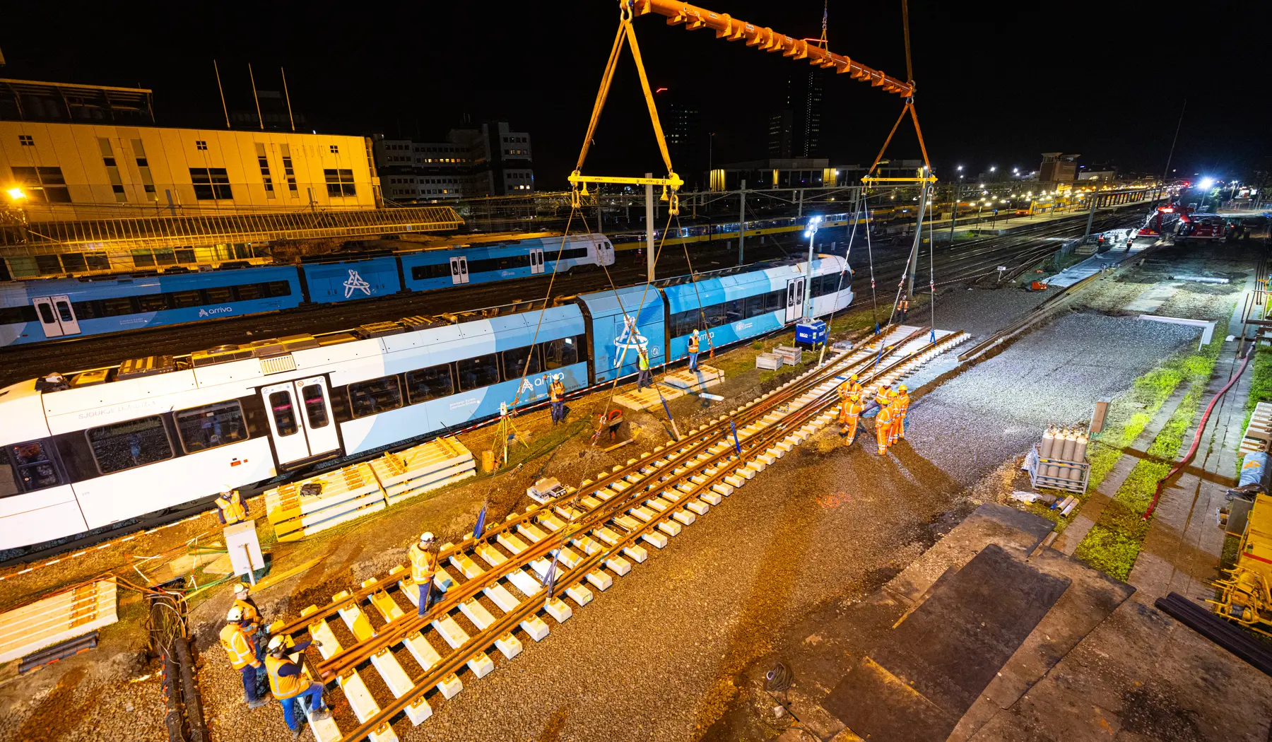 Een 500 tons-kraan plaatst nieuwe wissels