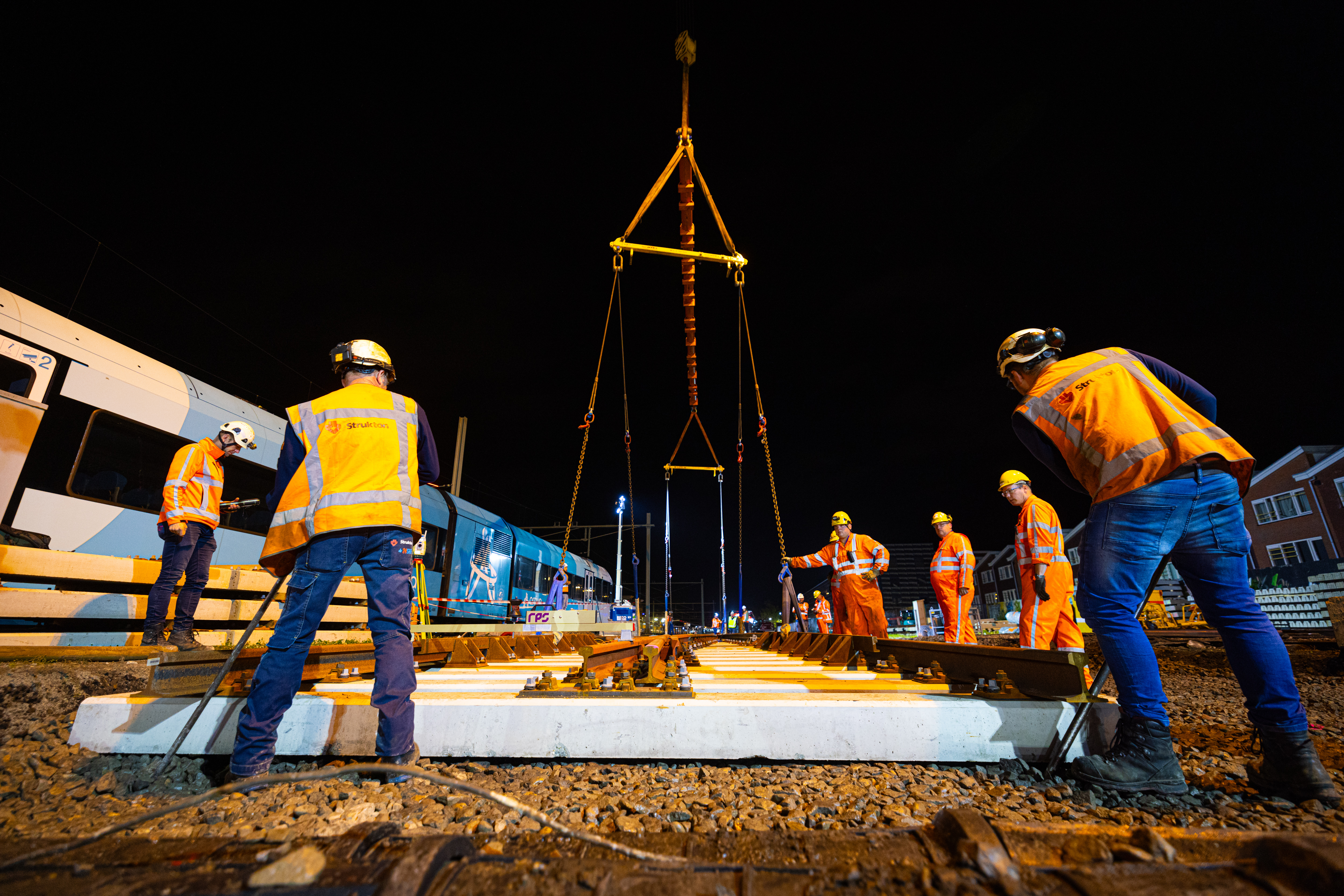 Een 500 tons-kraan plaatst nieuwe wissels