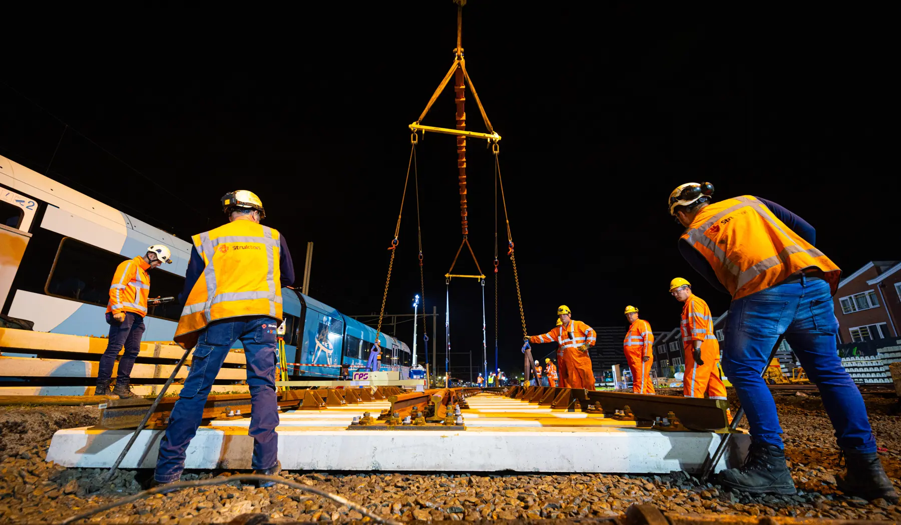 Een 500 tons-kraan plaatst nieuwe wissels